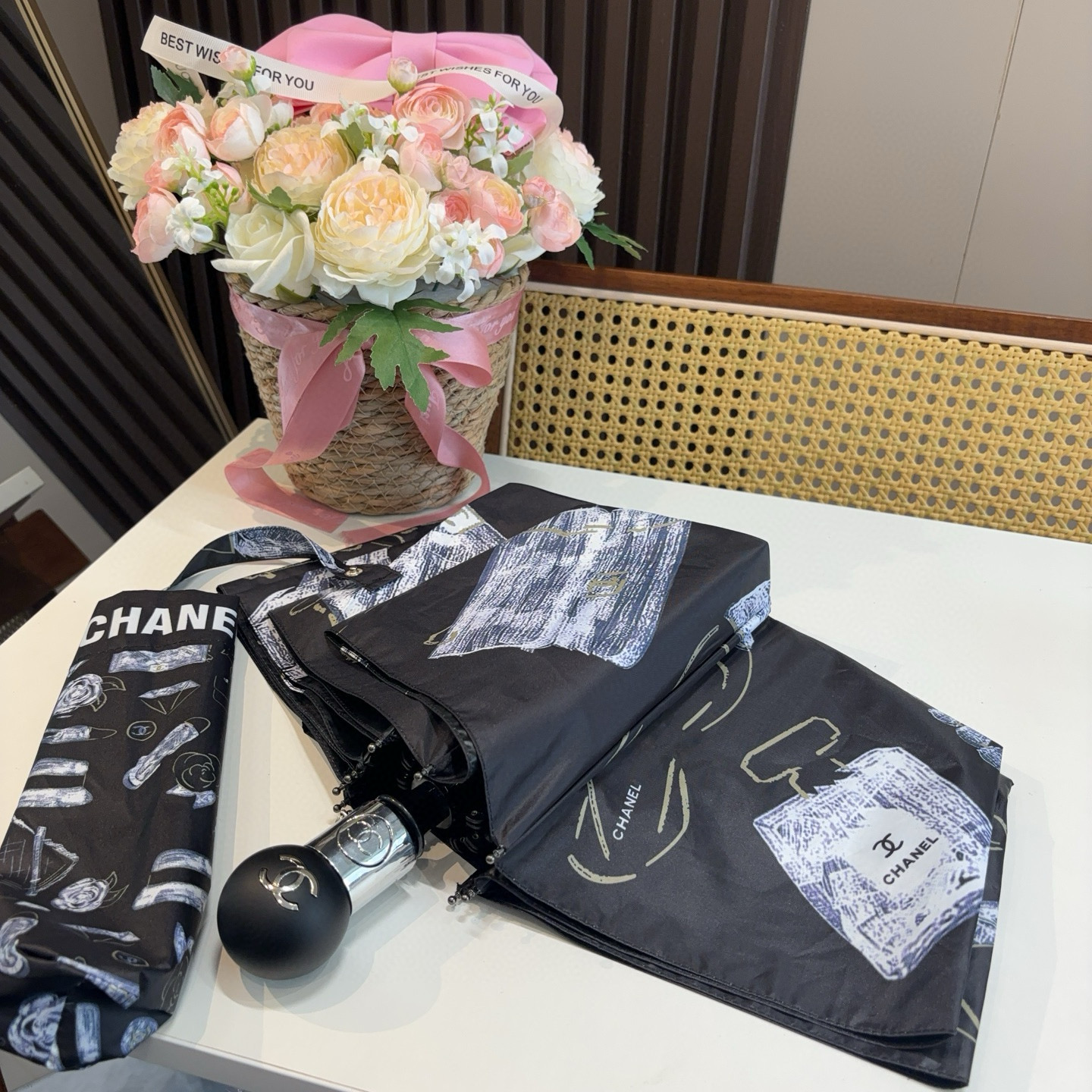  CHANEL（香奈儿）三折自动折叠晴雨伞 集合香奈儿灵魂LOGO为一体的设计风格高雅奢华 带在身上带来