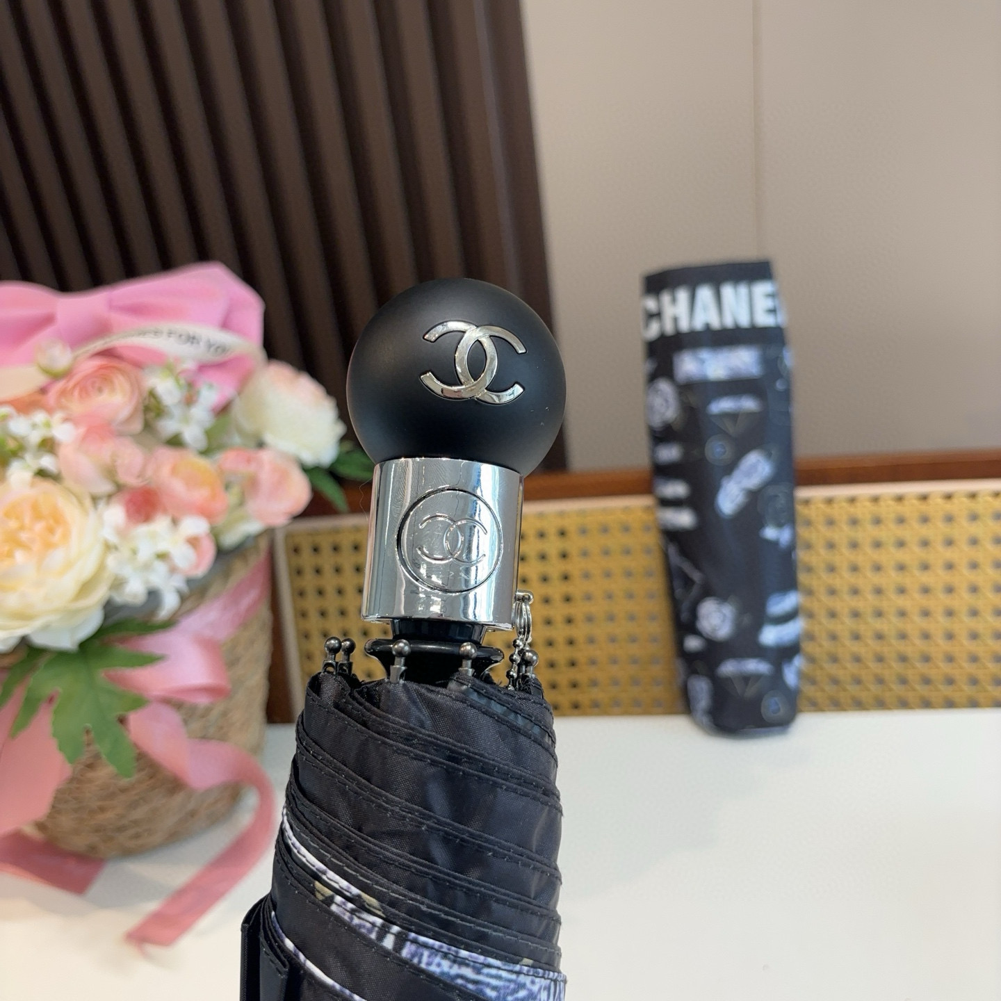  CHANEL（香奈儿）三折自动折叠晴雨伞 集合香奈儿灵魂LOGO为一体的设计风格高雅奢华 带在身上带来
