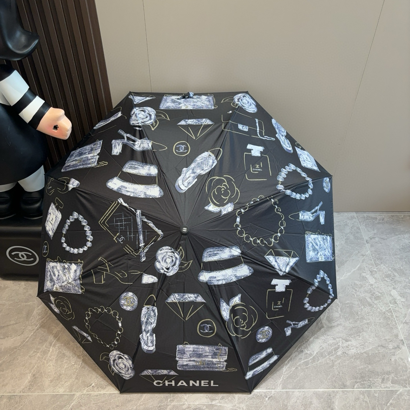  CHANEL（香奈儿）三折自动折叠晴雨伞 集合香奈儿灵魂LOGO为一体的设计风格高雅奢华 带在身上带来