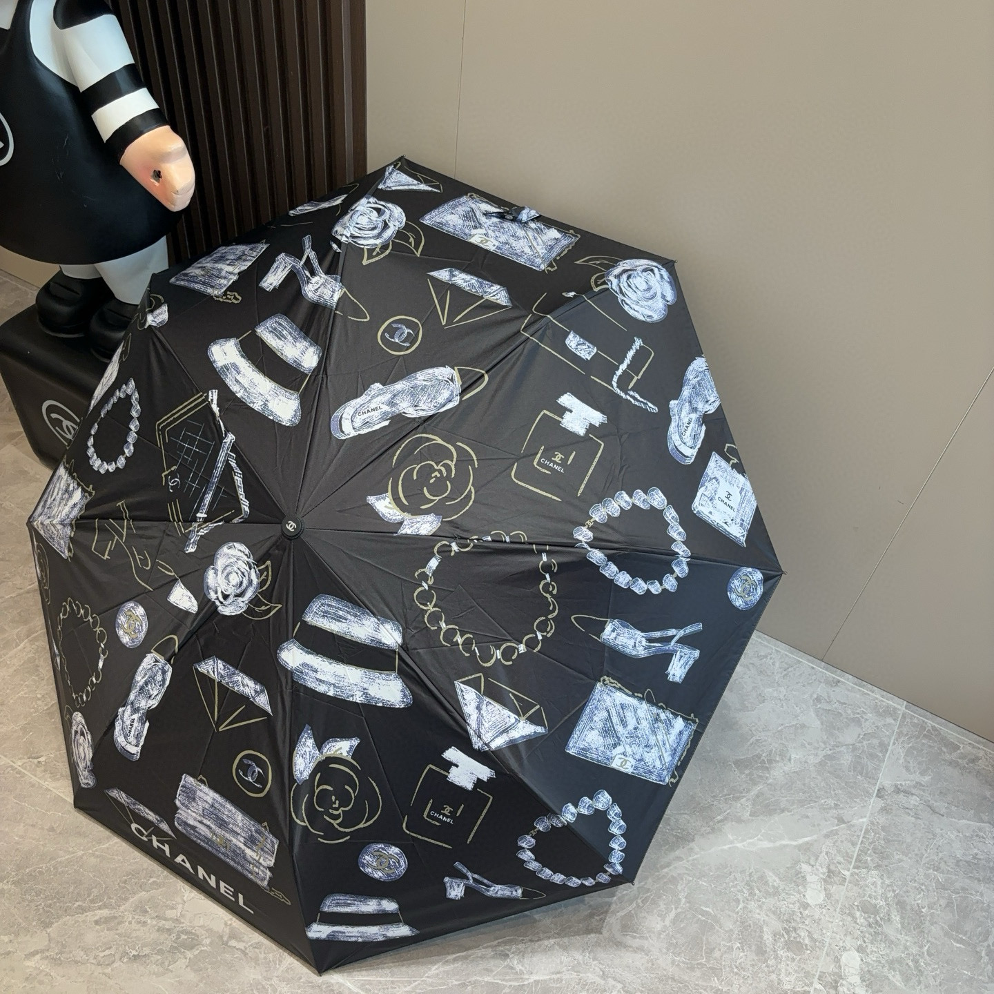  CHANEL（香奈儿）三折自动折叠晴雨伞 集合香奈儿灵魂LOGO为一体的设计风格高雅奢华 带在身上带来