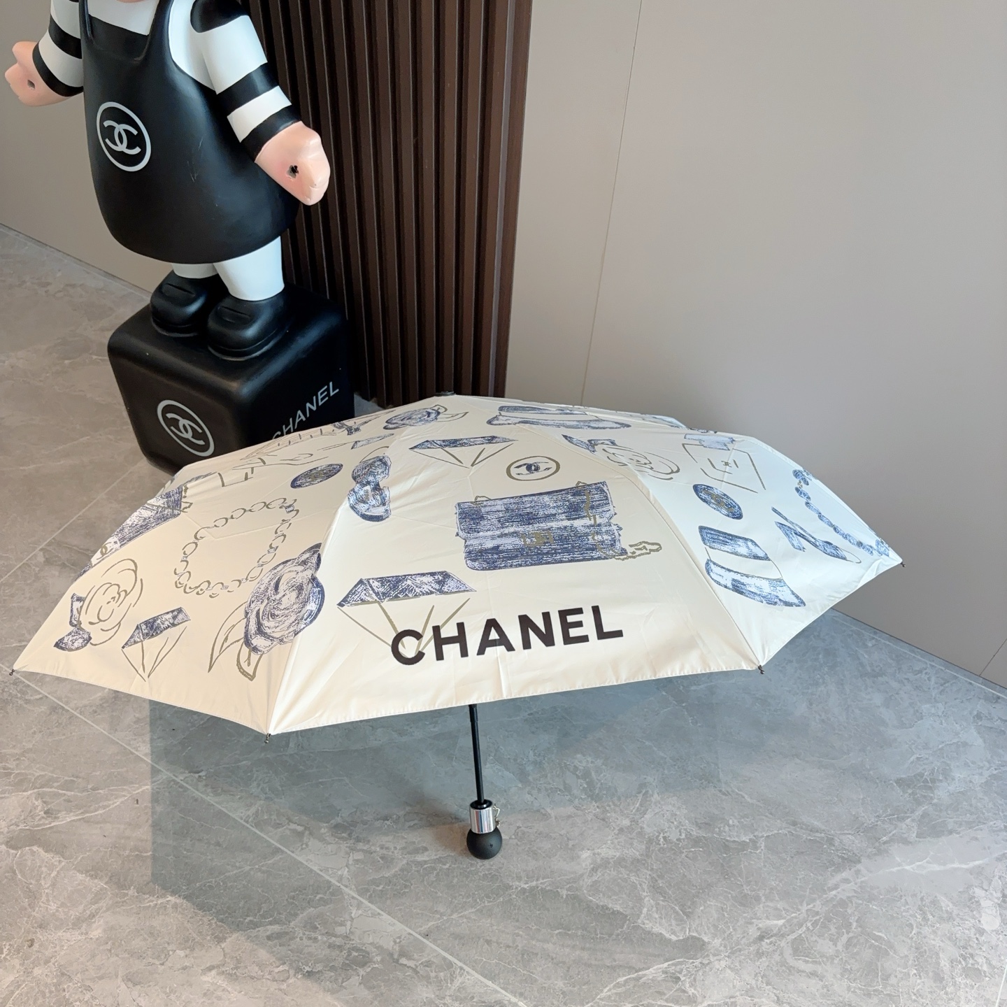  CHANEL（香奈儿）三折自动折叠晴雨伞 集合香奈儿灵魂LOGO为一体的设计风格高雅奢华 带在身上带来