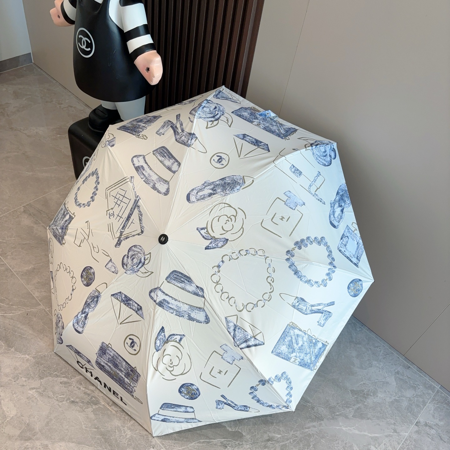  CHANEL（香奈儿）三折自动折叠晴雨伞 集合香奈儿灵魂LOGO为一体的设计风格高雅奢华 带在身上带来