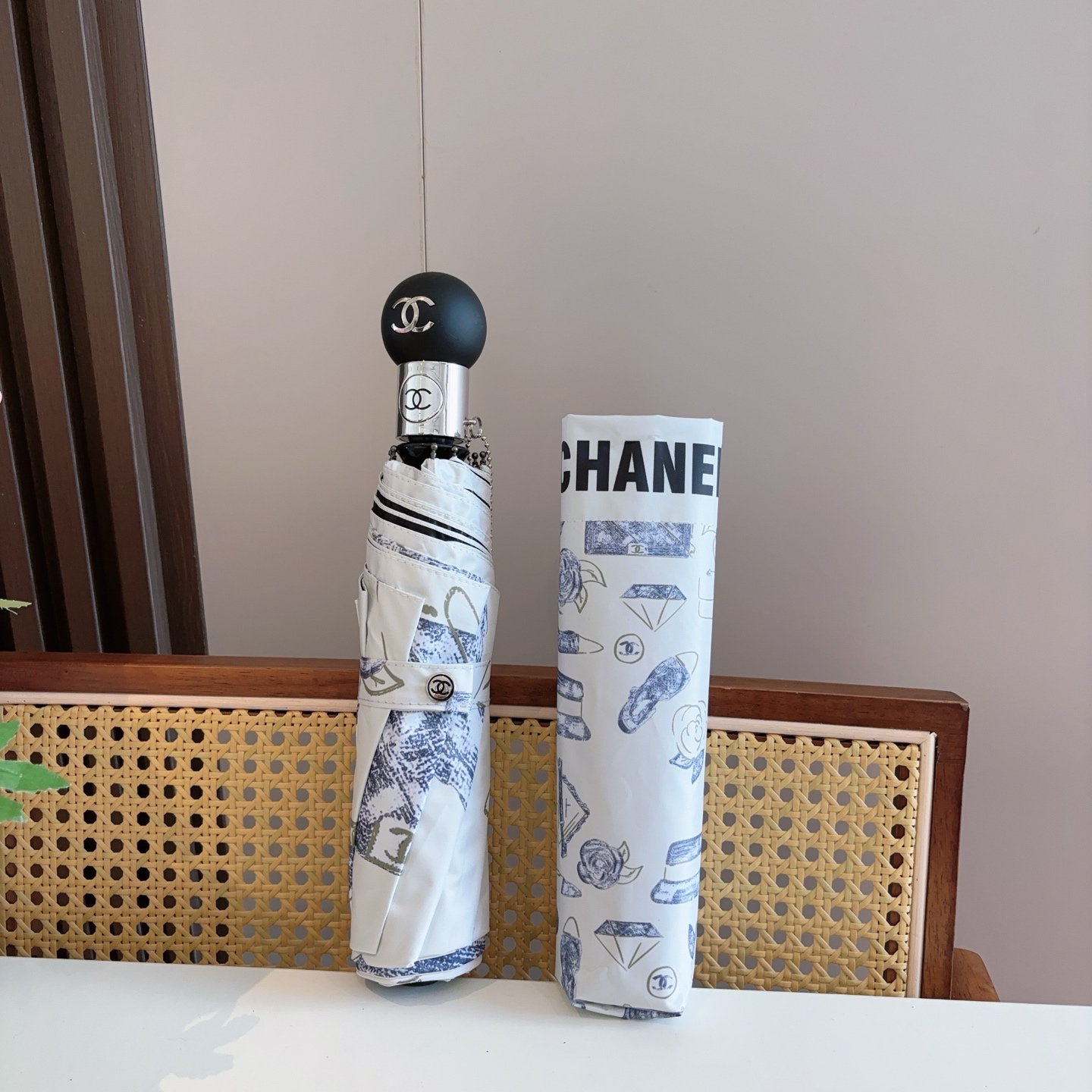  CHANEL（香奈儿）三折自动折叠晴雨伞 集合香奈儿灵魂LOGO为一体的设计风格高雅奢华 带在身上带来