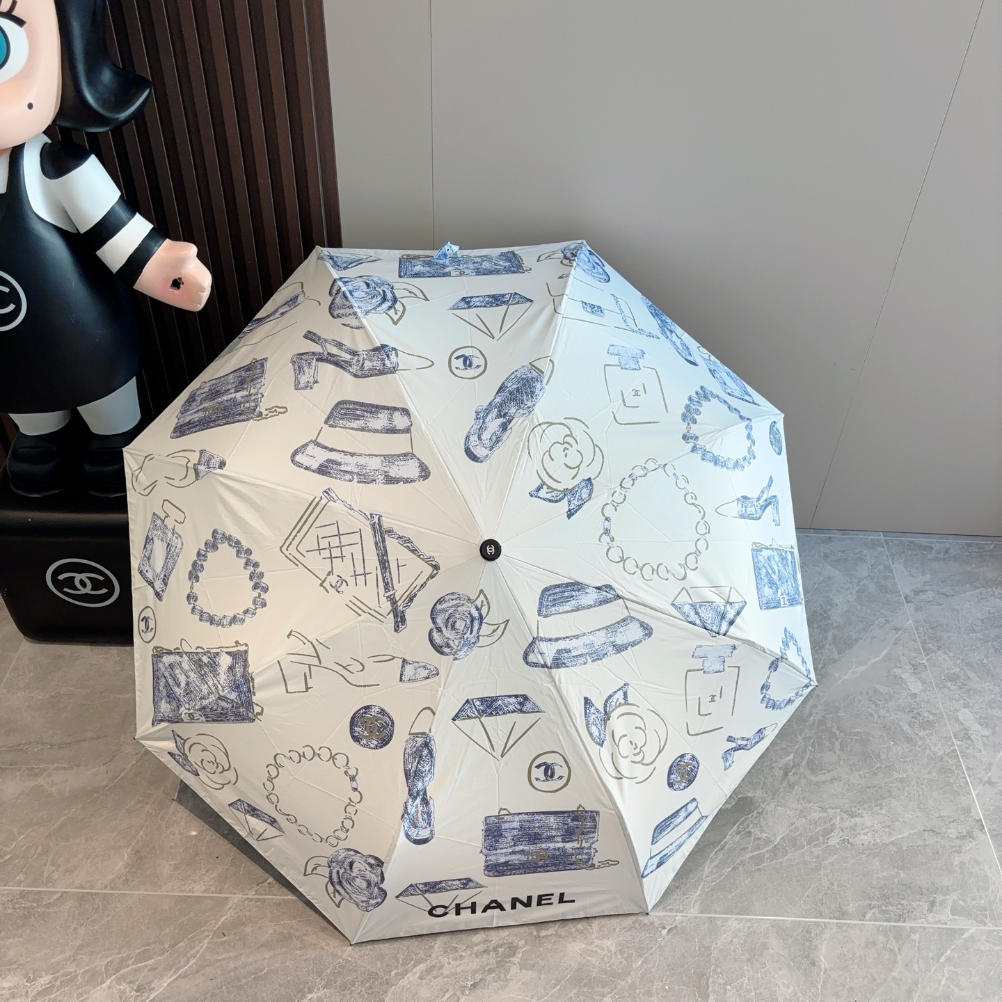  CHANEL（香奈儿）三折自动折叠晴雨伞 集合香奈儿灵魂LOGO为一体的设计风格高雅奢华 带在身上带来