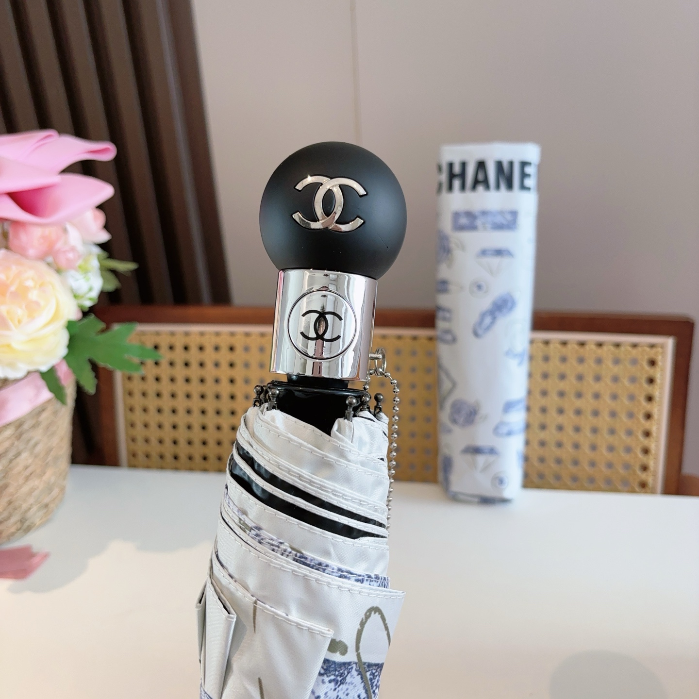  CHANEL（香奈儿）三折自动折叠晴雨伞 集合香奈儿灵魂LOGO为一体的设计风格高雅奢华 带在身上带来