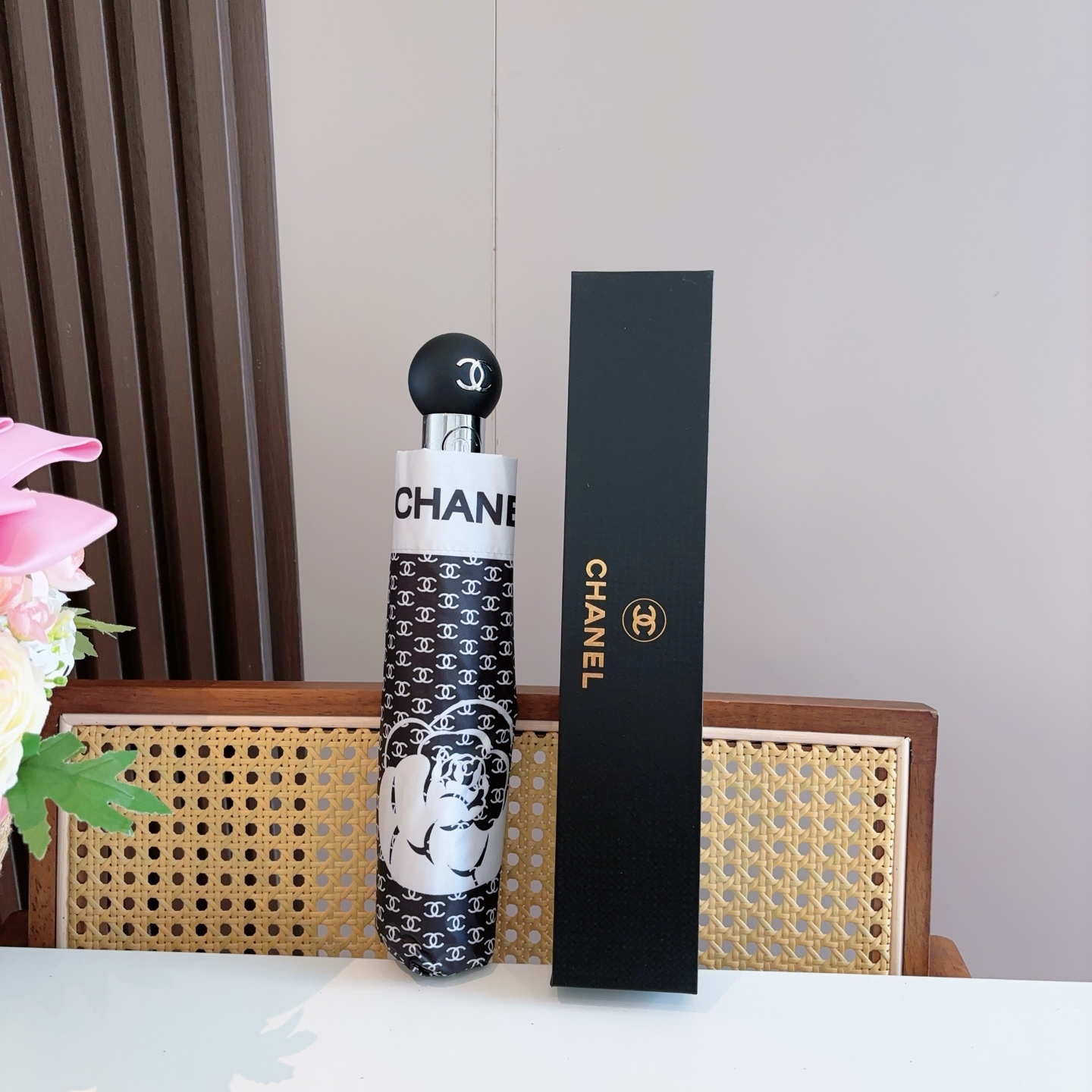  CHANEL（香奈儿）三折自动折叠晴雨伞 集合香奈儿灵魂LOGO为一体的设计风格高雅奢华 带在身上带来