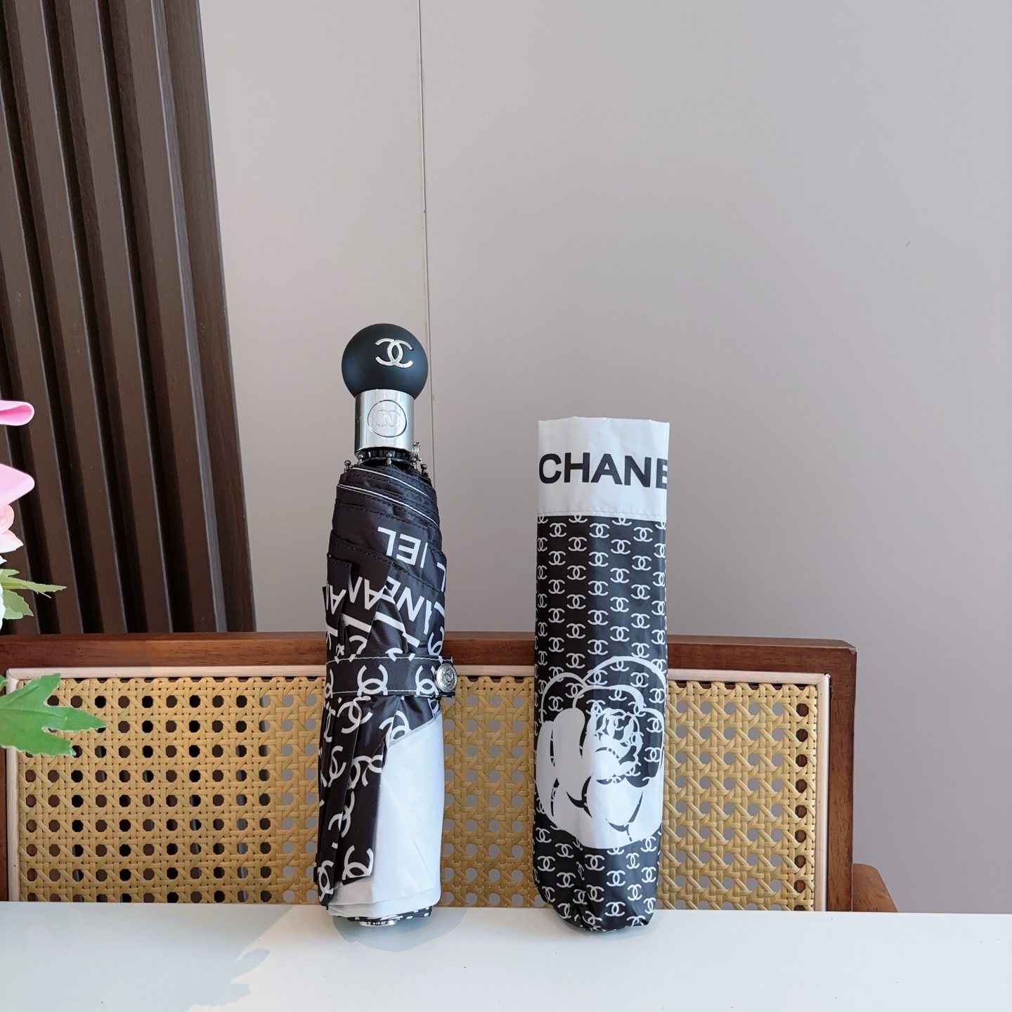  CHANEL（香奈儿）三折自动折叠晴雨伞 集合香奈儿灵魂LOGO为一体的设计风格高雅奢华 带在身上带来