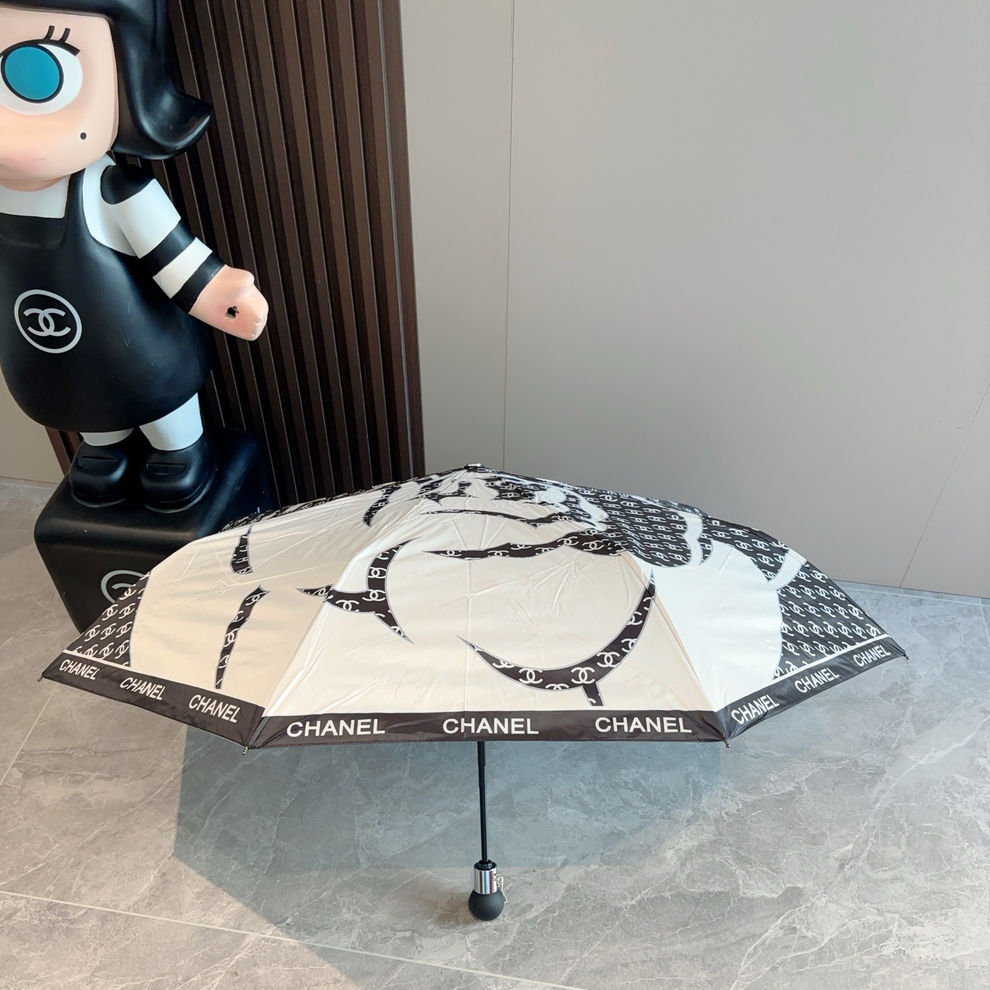  CHANEL（香奈儿）三折自动折叠晴雨伞 集合香奈儿灵魂LOGO为一体的设计风格高雅奢华 带在身上带来