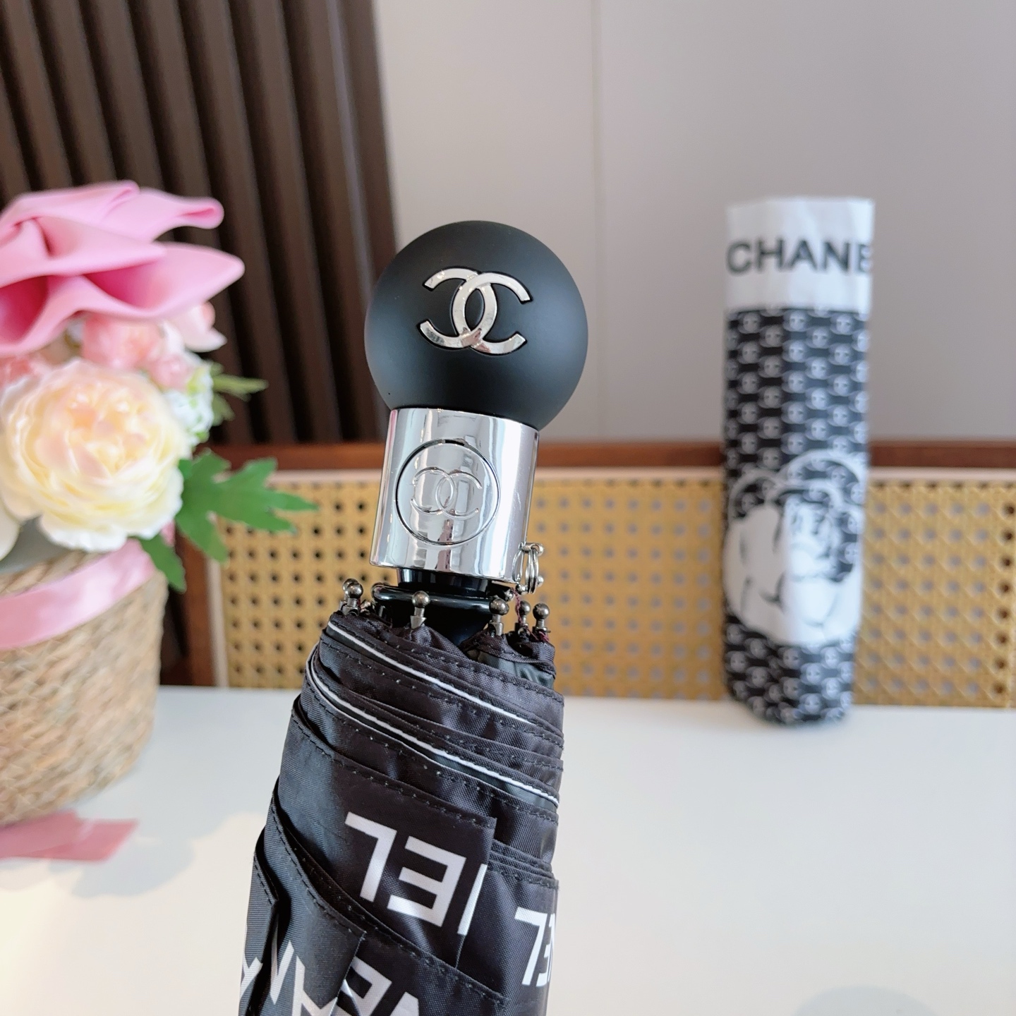  CHANEL（香奈儿）三折自动折叠晴雨伞 集合香奈儿灵魂LOGO为一体的设计风格高雅奢华 带在身上带来