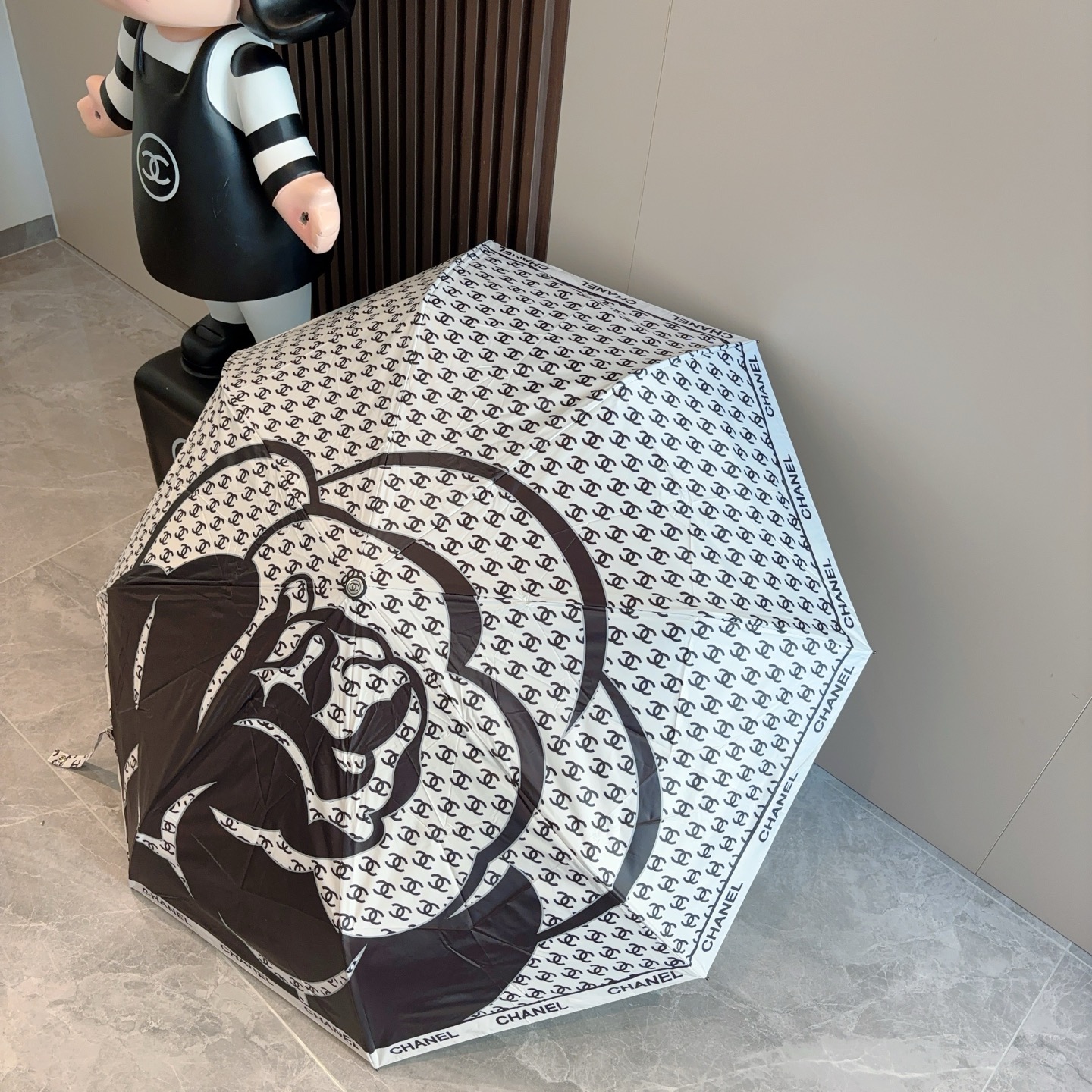  CHANEL（香奈儿）三折自动折叠晴雨伞 集合香奈儿灵魂LOGO为一体的设计风格高雅奢华 带在身上带来