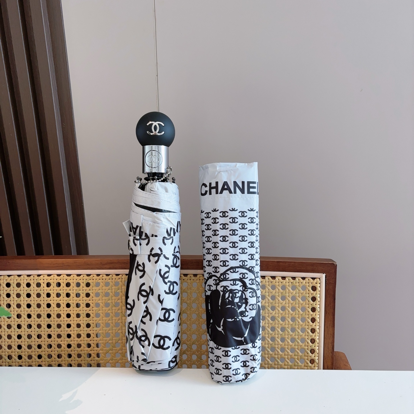  CHANEL（香奈儿）三折自动折叠晴雨伞 集合香奈儿灵魂LOGO为一体的设计风格高雅奢华 带在身上带来