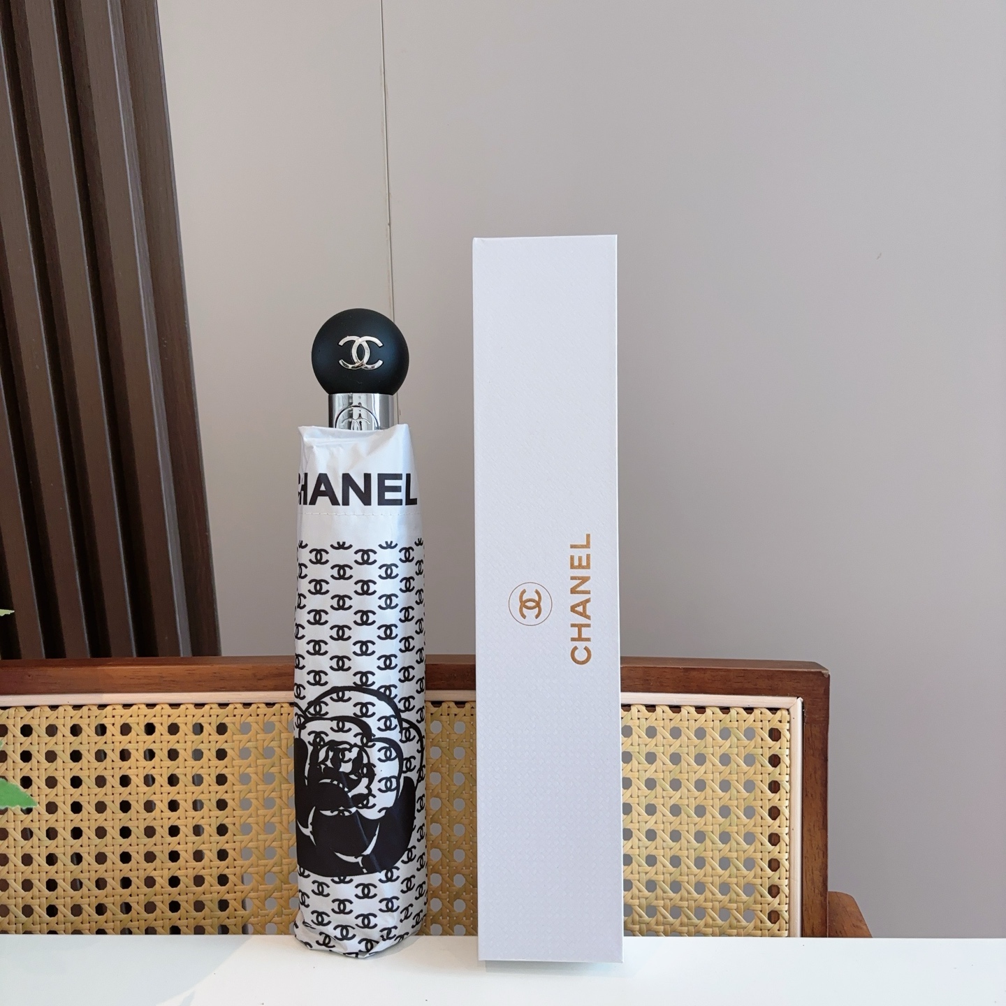  CHANEL（香奈儿）三折自动折叠晴雨伞 集合香奈儿灵魂LOGO为一体的设计风格高雅奢华 带在身上带来