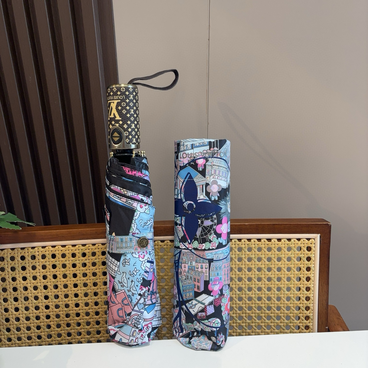LOUIS VUITTON （路易威登）新款 三折自动折叠晴雨伞 新涂层技术深色伞面 拥有令人惊喜的遮光