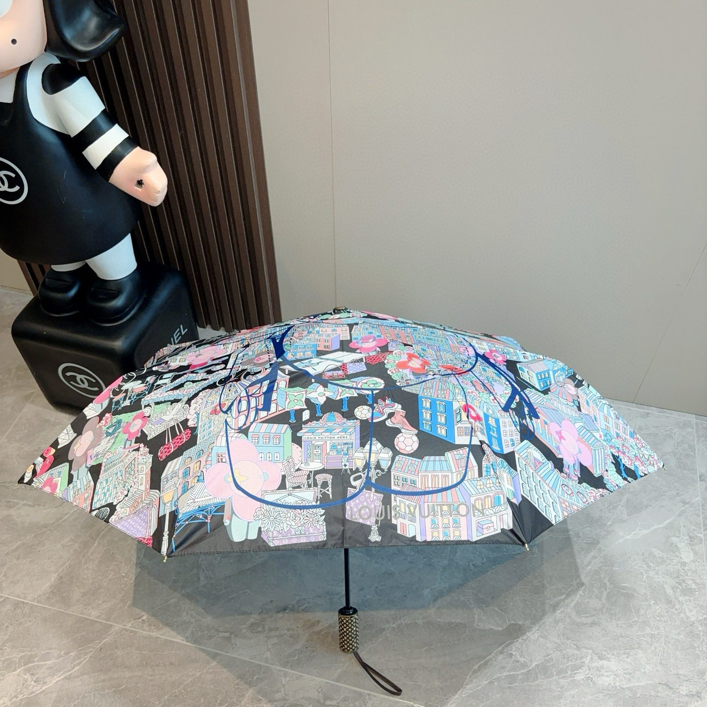 LOUIS VUITTON （路易威登）新款 三折自动折叠晴雨伞 新涂层技术深色伞面 拥有令人惊喜的遮光