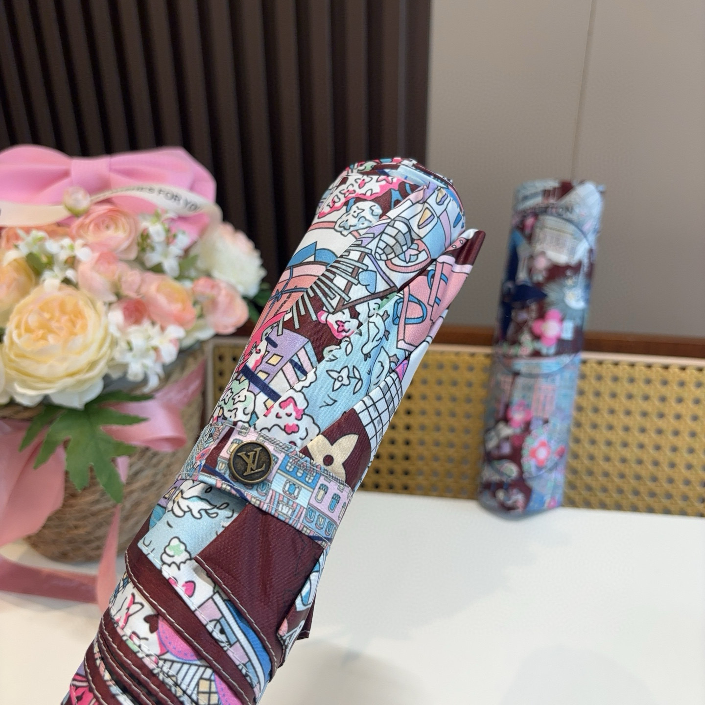 LOUIS VUITTON （路易威登）新款 三折自动折叠晴雨伞 新涂层技术深色伞面 拥有令人惊喜的遮光