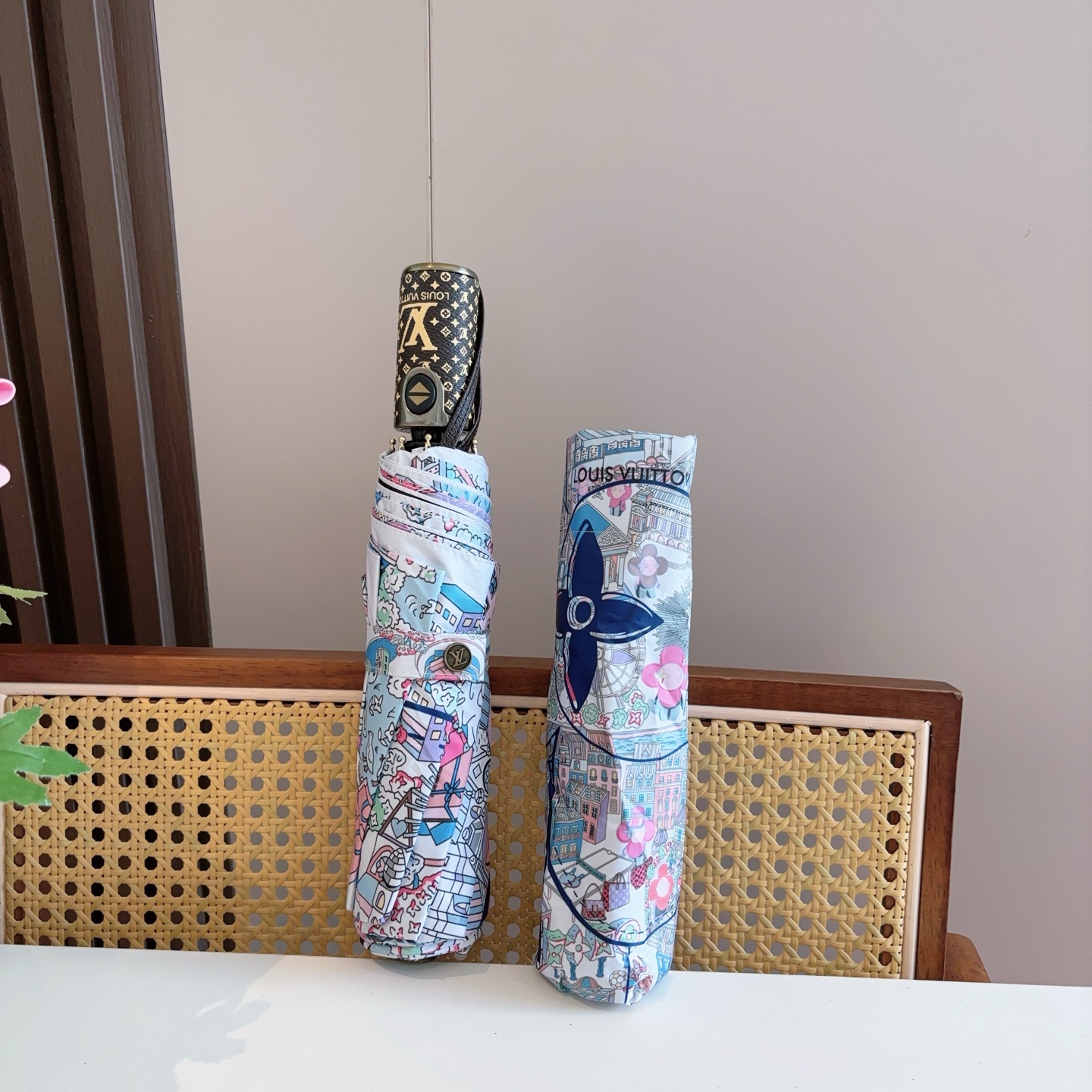 LOUIS VUITTON （路易威登）新款 三折自动折叠晴雨伞 新涂层技术深色伞面 拥有令人惊喜的遮光