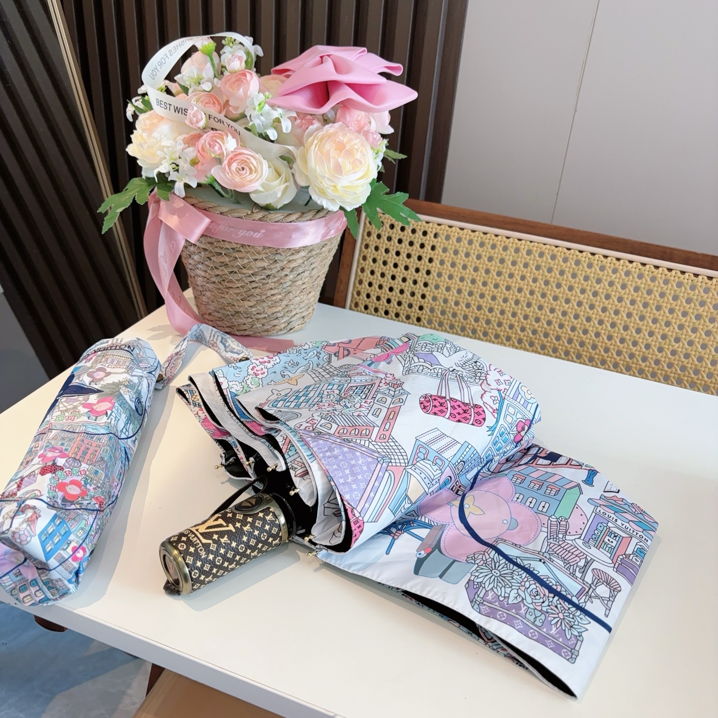 LOUIS VUITTON （路易威登）新款 三折自动折叠晴雨伞 新涂层技术深色伞面 拥有令人惊喜的遮光