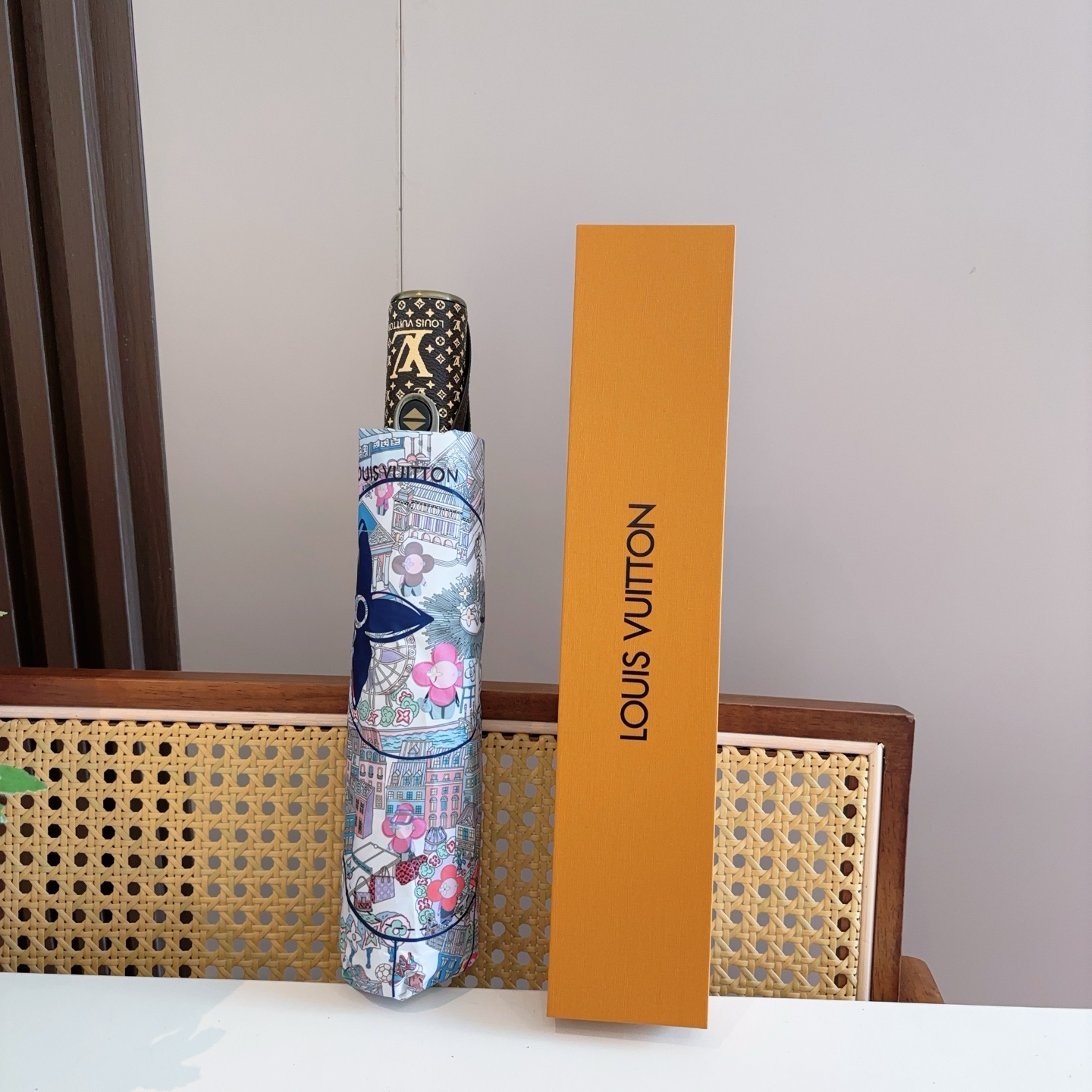 LOUIS VUITTON （路易威登）新款 三折自动折叠晴雨伞 新涂层技术深色伞面 拥有令人惊喜的遮光