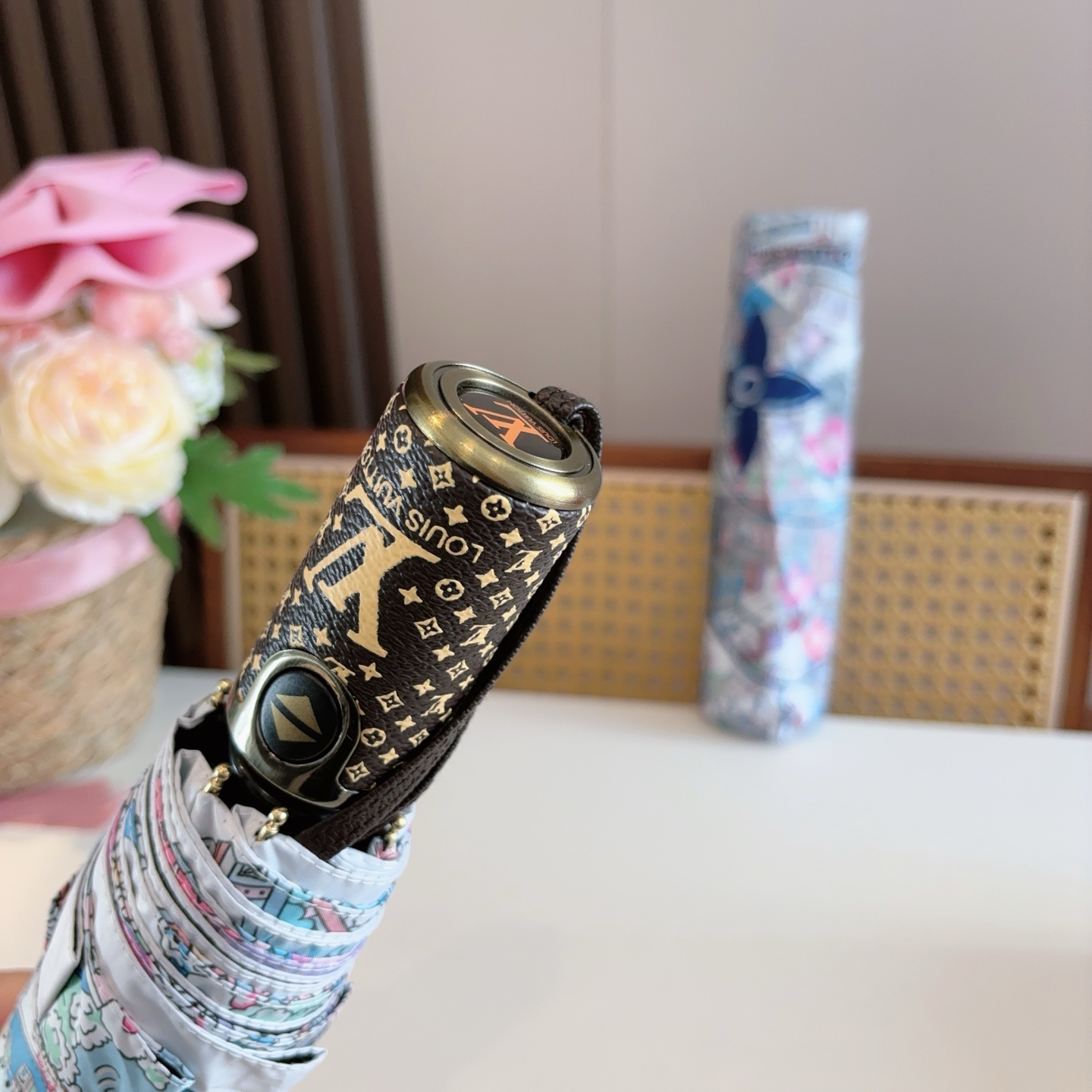 LOUIS VUITTON （路易威登）新款 三折自动折叠晴雨伞 新涂层技术深色伞面 拥有令人惊喜的遮光