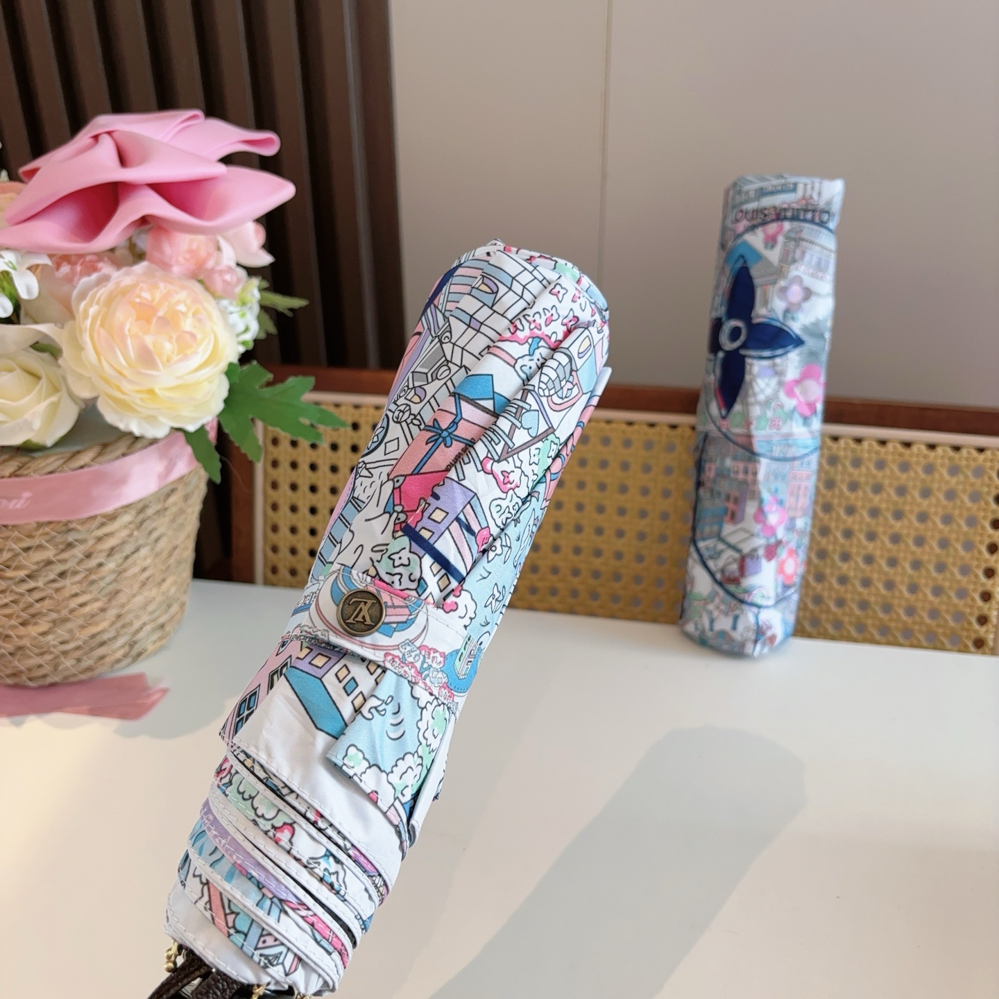 LOUIS VUITTON （路易威登）新款 三折自动折叠晴雨伞 新涂层技术深色伞面 拥有令人惊喜的遮光
