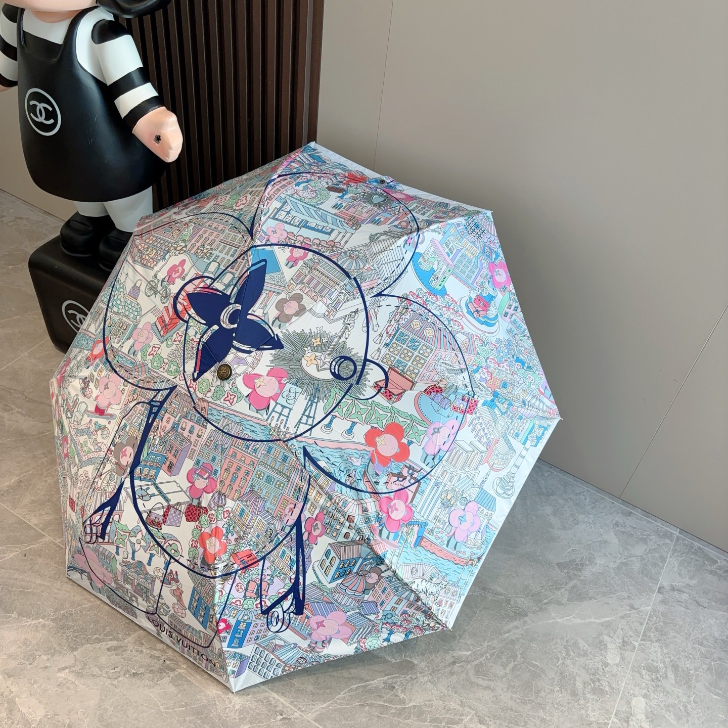LOUIS VUITTON （路易威登）新款 三折自动折叠晴雨伞 新涂层技术深色伞面 拥有令人惊喜的遮光