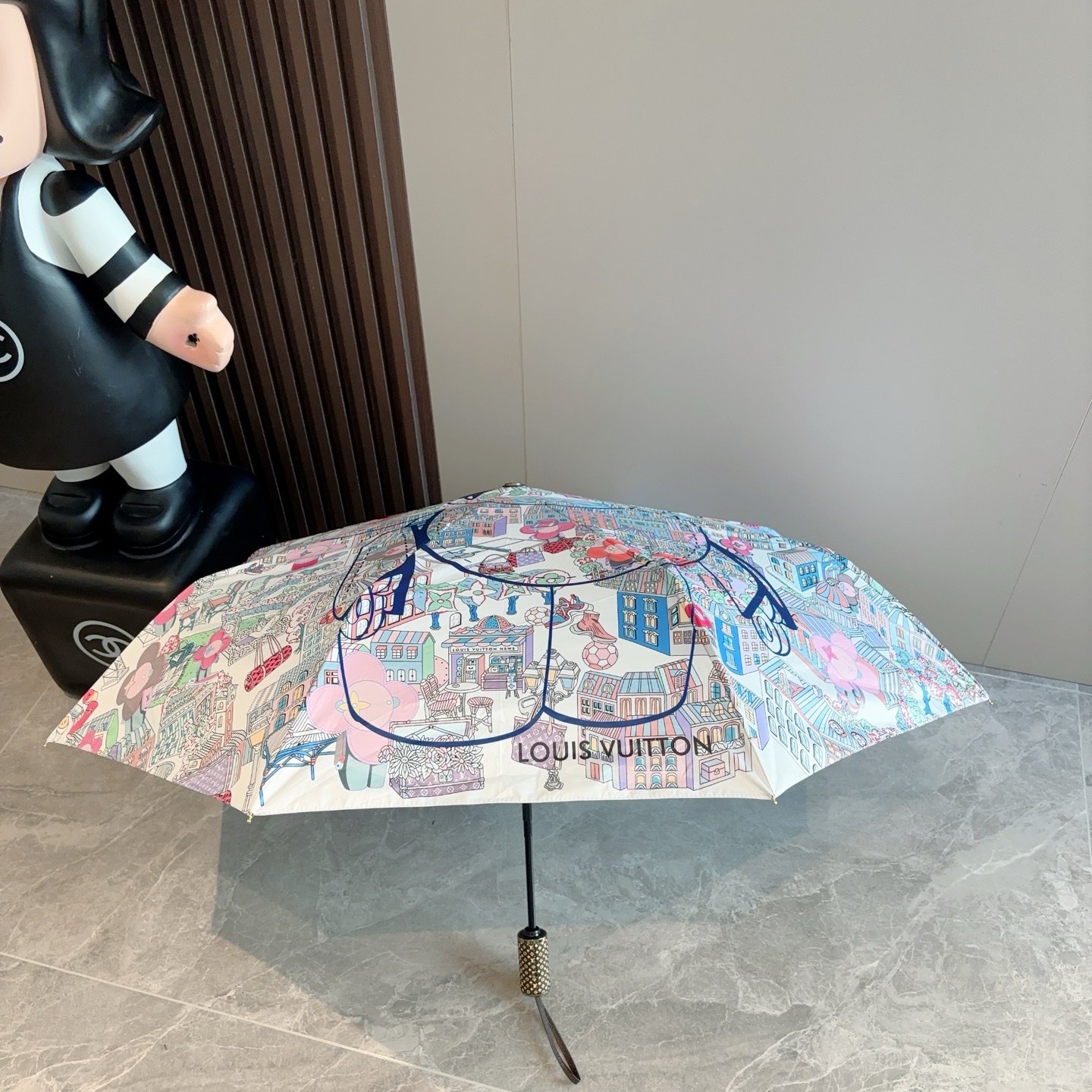 LOUIS VUITTON （路易威登）新款 三折自动折叠晴雨伞 新涂层技术深色伞面 拥有令人惊喜的遮光