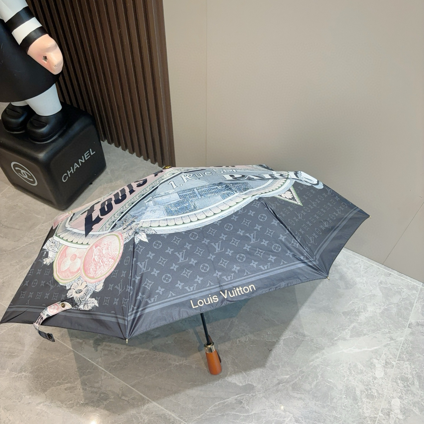 LOUIS VUITTON （路易威登）新款 三折自动折叠晴雨伞 新涂层技术深色伞面 拥有令人惊喜的遮光