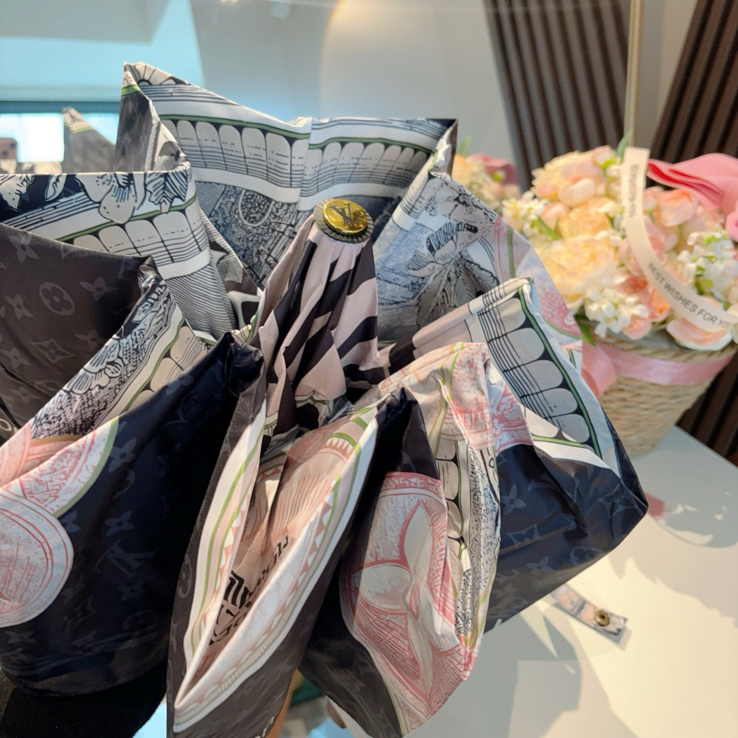 LOUIS VUITTON （路易威登）新款 三折自动折叠晴雨伞 新涂层技术深色伞面 拥有令人惊喜的遮光