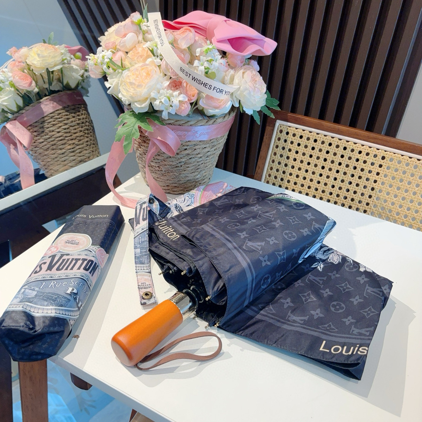 LOUIS VUITTON （路易威登）新款 三折自动折叠晴雨伞 新涂层技术深色伞面 拥有令人惊喜的遮光
