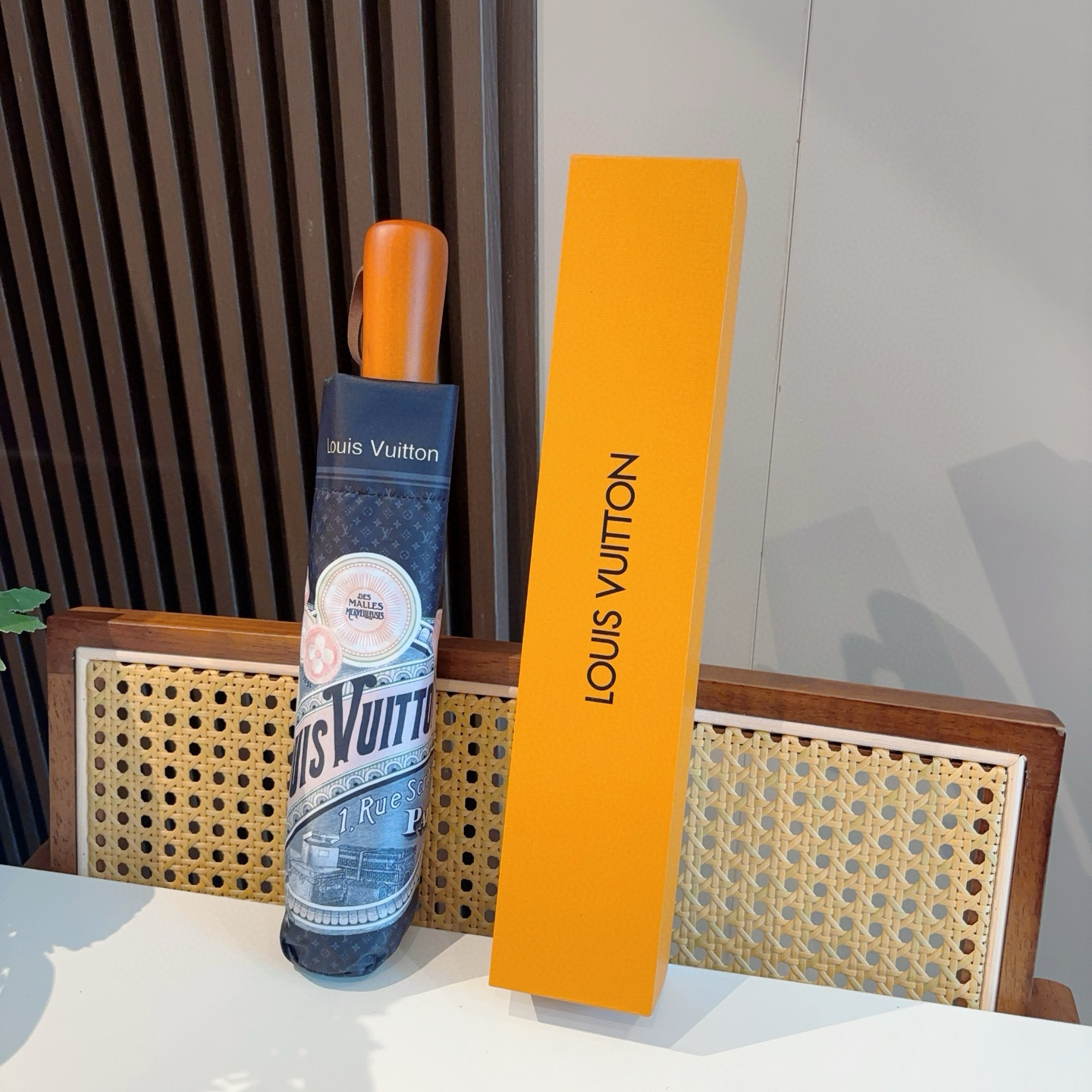 LOUIS VUITTON （路易威登）新款 三折自动折叠晴雨伞 新涂层技术深色伞面 拥有令人惊喜的遮光