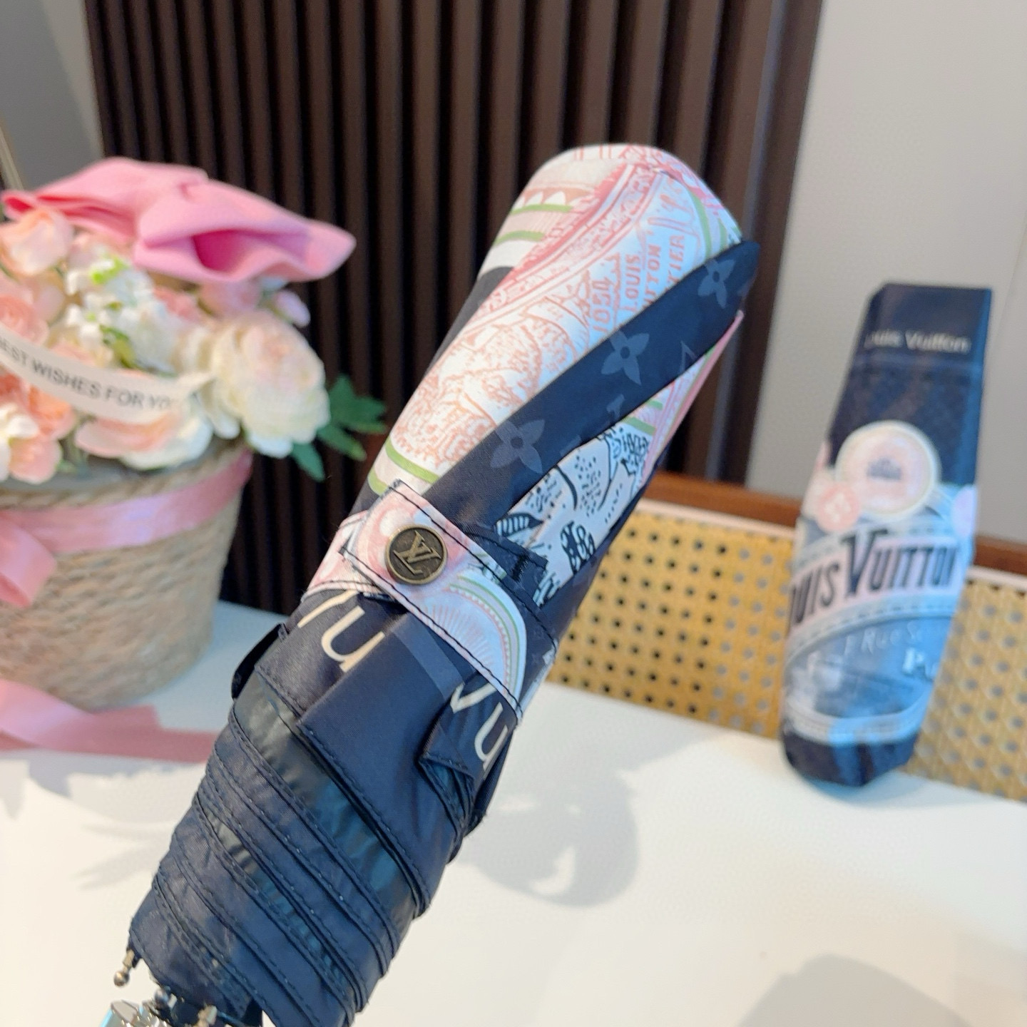 LOUIS VUITTON （路易威登）新款 三折自动折叠晴雨伞 新涂层技术深色伞面 拥有令人惊喜的遮光