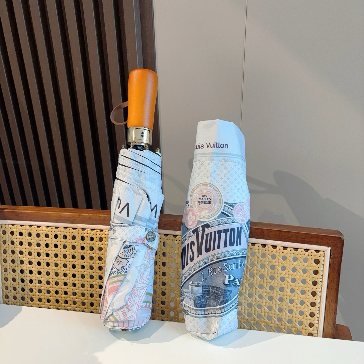 LOUIS VUITTON （路易威登）新款 三折自动折叠晴雨伞 新涂层技术深色伞面 拥有令人惊喜的遮光