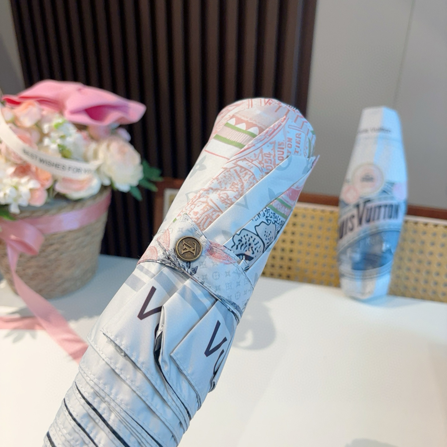 LOUIS VUITTON （路易威登）新款 三折自动折叠晴雨伞 新涂层技术深色伞面 拥有令人惊喜的遮光