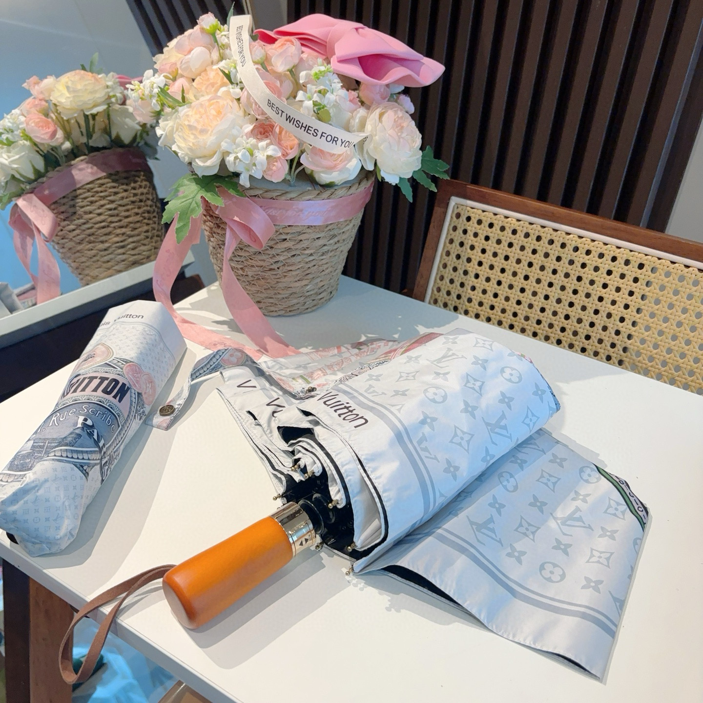 LOUIS VUITTON （路易威登）新款 三折自动折叠晴雨伞 新涂层技术深色伞面 拥有令人惊喜的遮光