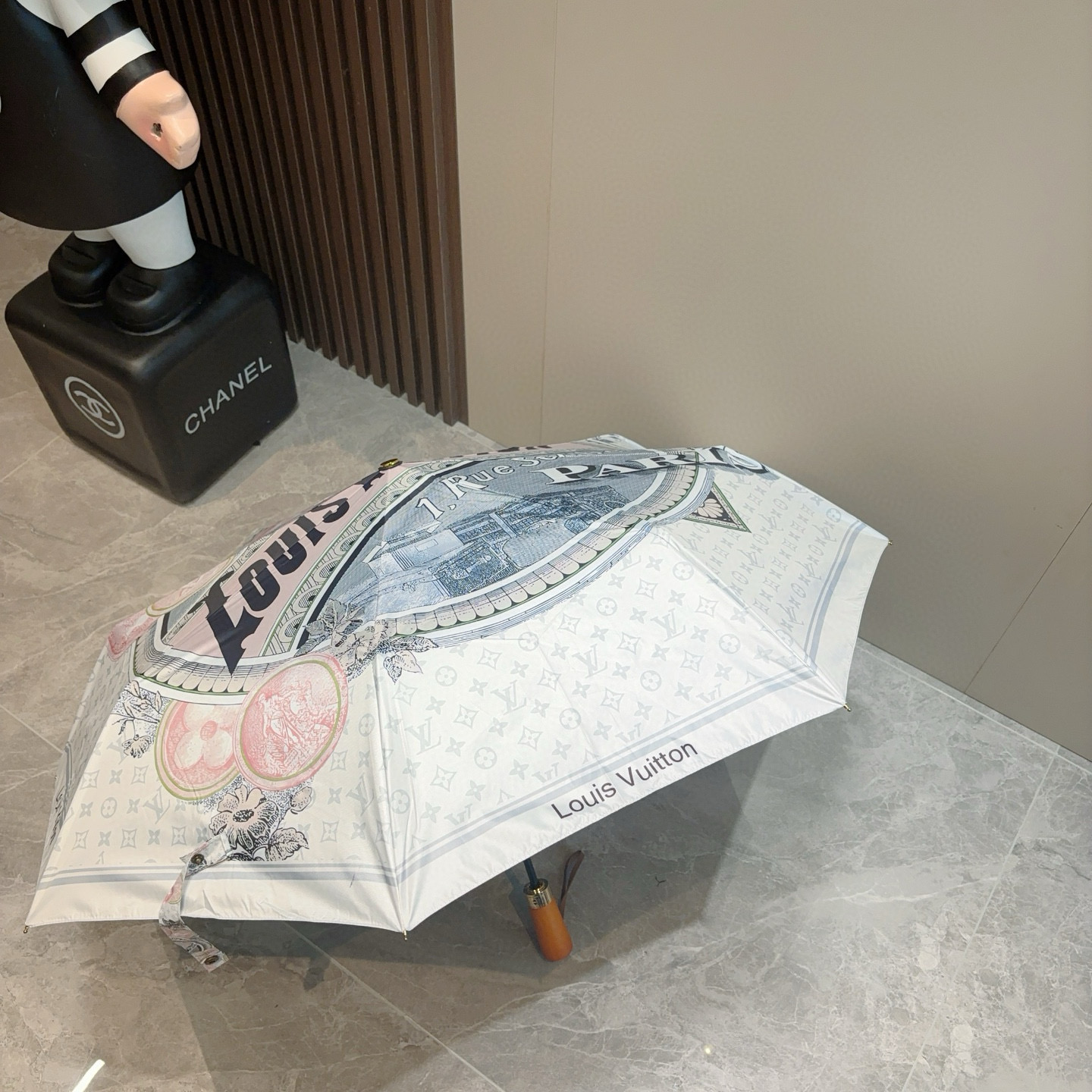 LOUIS VUITTON （路易威登）新款 三折自动折叠晴雨伞 新涂层技术深色伞面 拥有令人惊喜的遮光