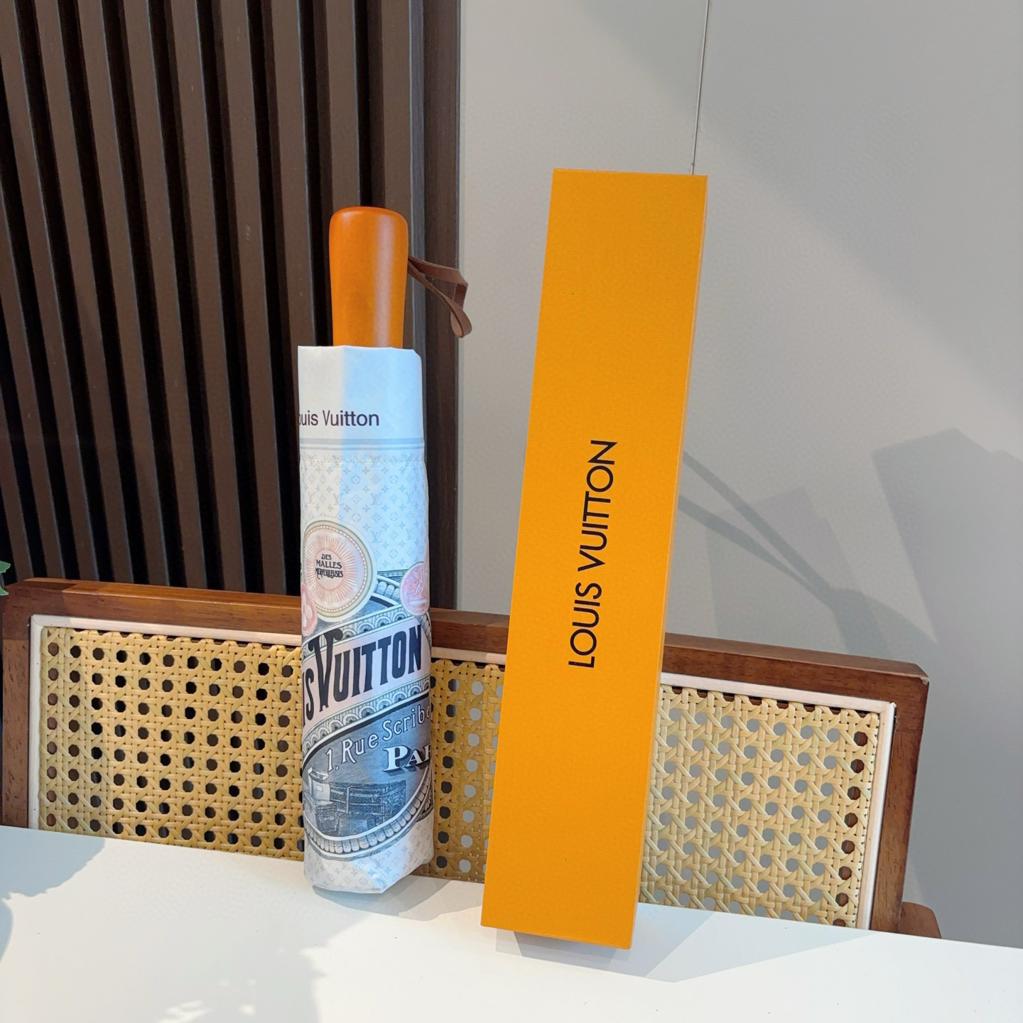 LOUIS VUITTON （路易威登）新款 三折自动折叠晴雨伞 新涂层技术深色伞面 拥有令人惊喜的遮光