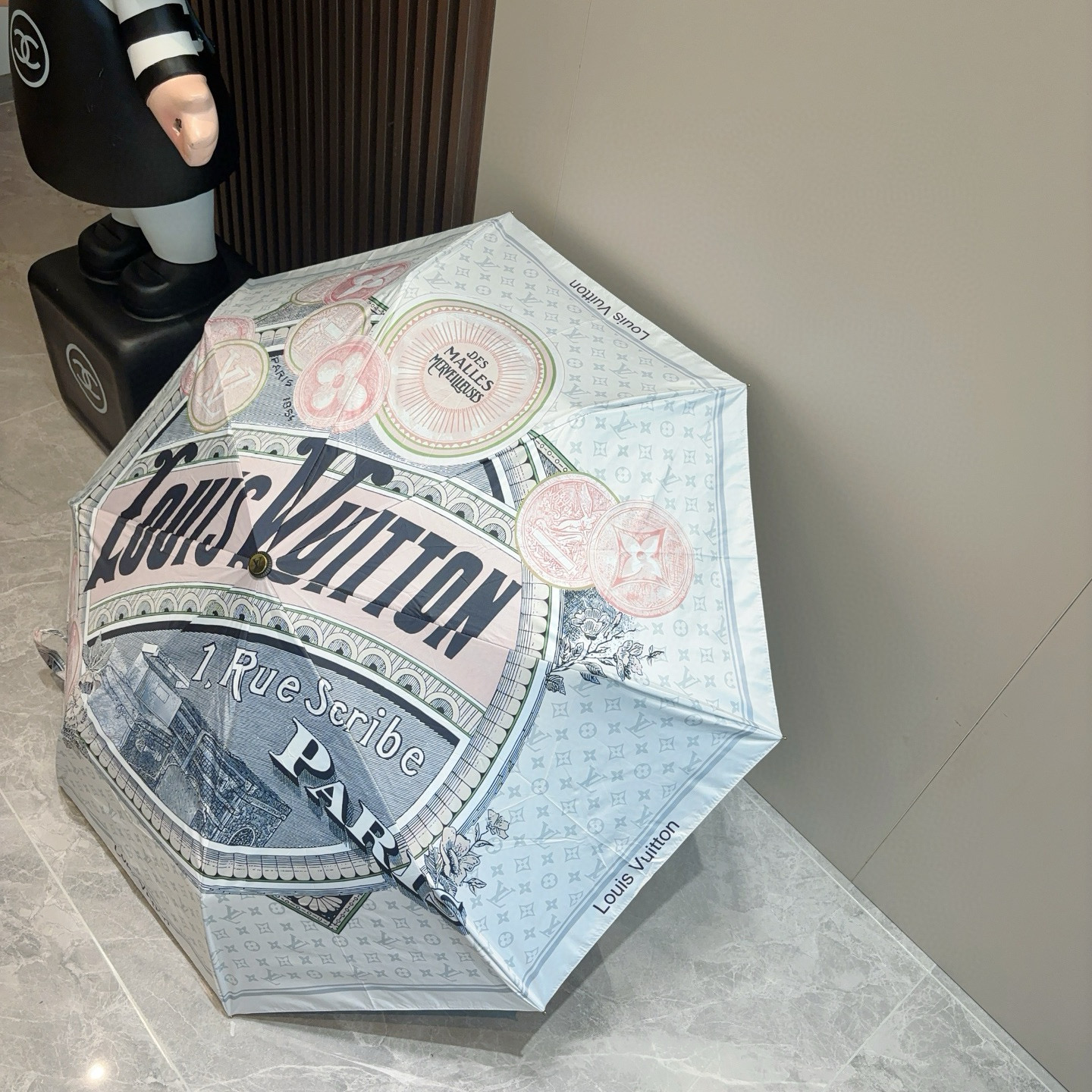 LOUIS VUITTON （路易威登）新款 三折自动折叠晴雨伞 新涂层技术深色伞面 拥有令人惊喜的遮光