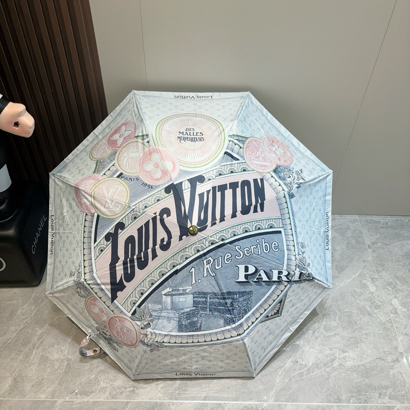 LOUIS VUITTON （路易威登）新款 三折自动折叠晴雨伞 新涂层技术深色伞面 拥有令人惊喜的遮光
