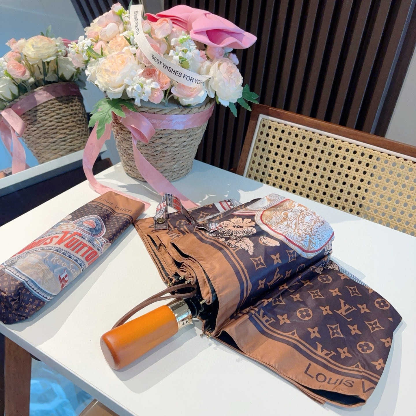 LOUIS VUITTON （路易威登）新款 三折自动折叠晴雨伞 新涂层技术深色伞面 拥有令人惊喜的遮光