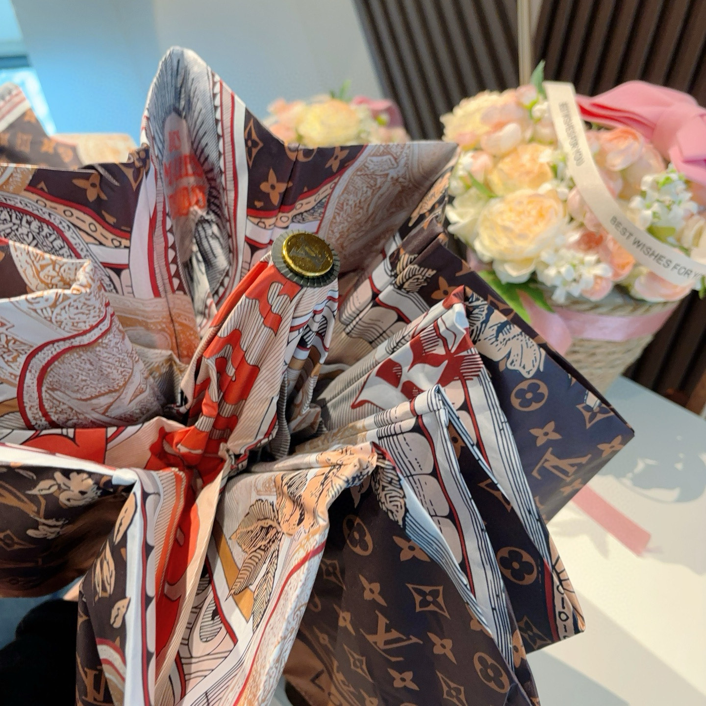 LOUIS VUITTON （路易威登）新款 三折自动折叠晴雨伞 新涂层技术深色伞面 拥有令人惊喜的遮光