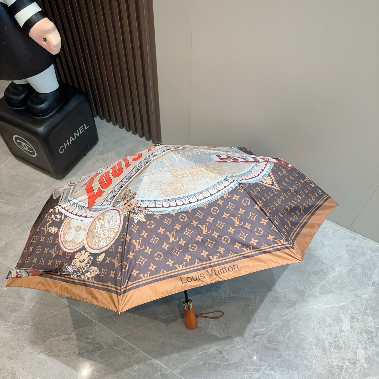 LOUIS VUITTON （路易威登）新款 三折自动折叠晴雨伞 新涂层技术深色伞面 拥有令人惊喜的遮光