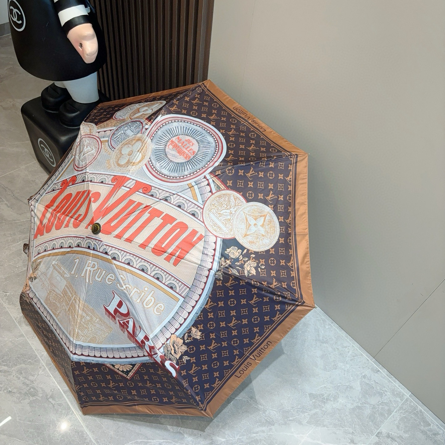 LOUIS VUITTON （路易威登）新款 三折自动折叠晴雨伞 新涂层技术深色伞面 拥有令人惊喜的遮光