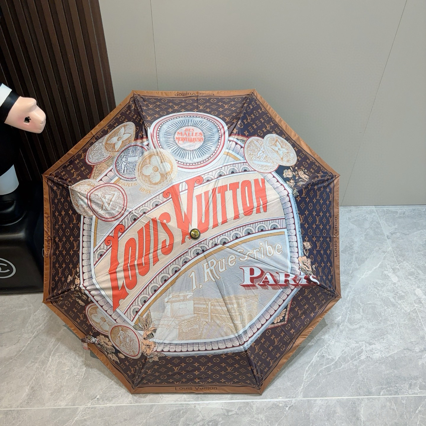 LOUIS VUITTON （路易威登）新款 三折自动折叠晴雨伞 新涂层技术深色伞面 拥有令人惊喜的遮光