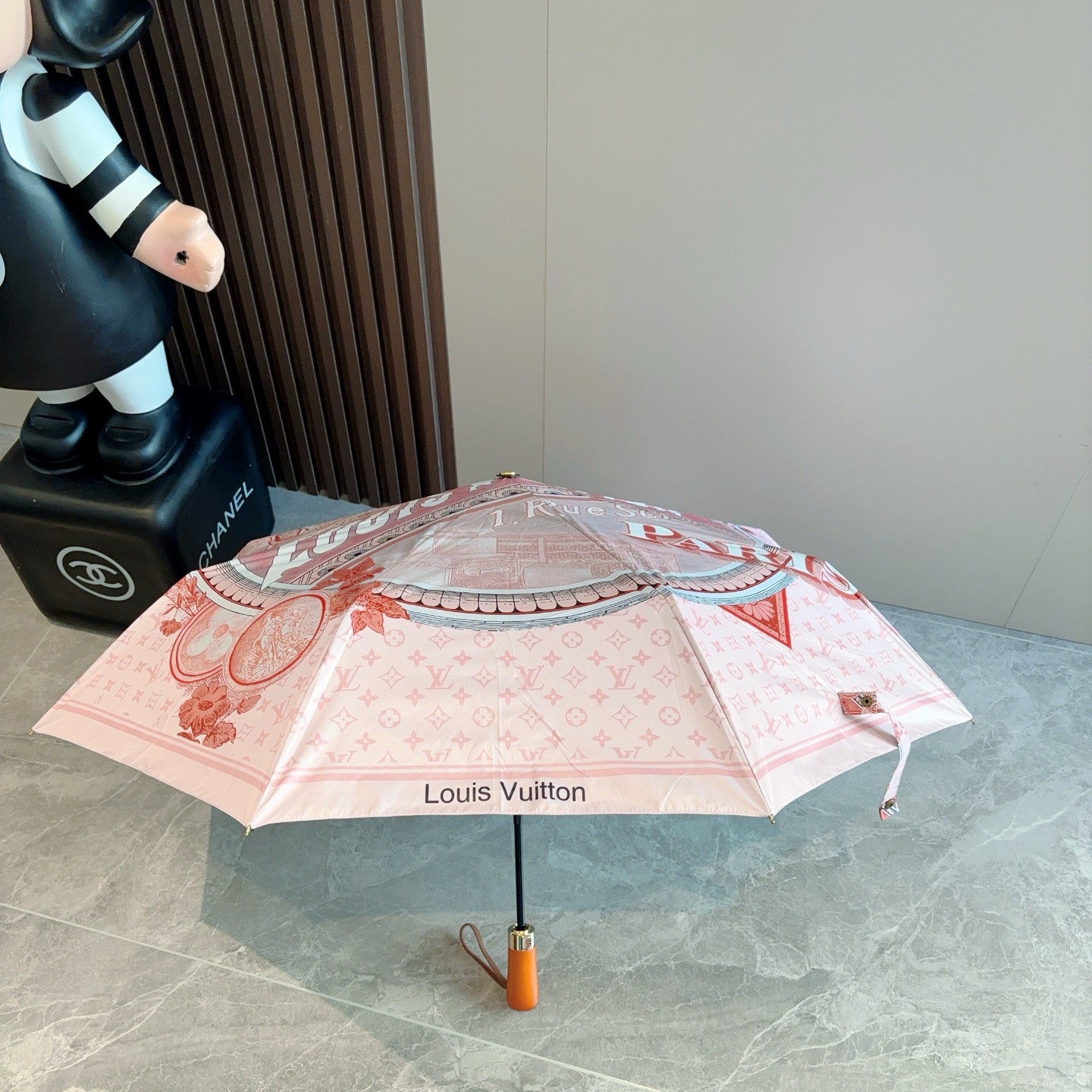 LOUIS VUITTON （路易威登）新款 三折自动折叠晴雨伞 新涂层技术深色伞面 拥有令人惊喜的遮光
