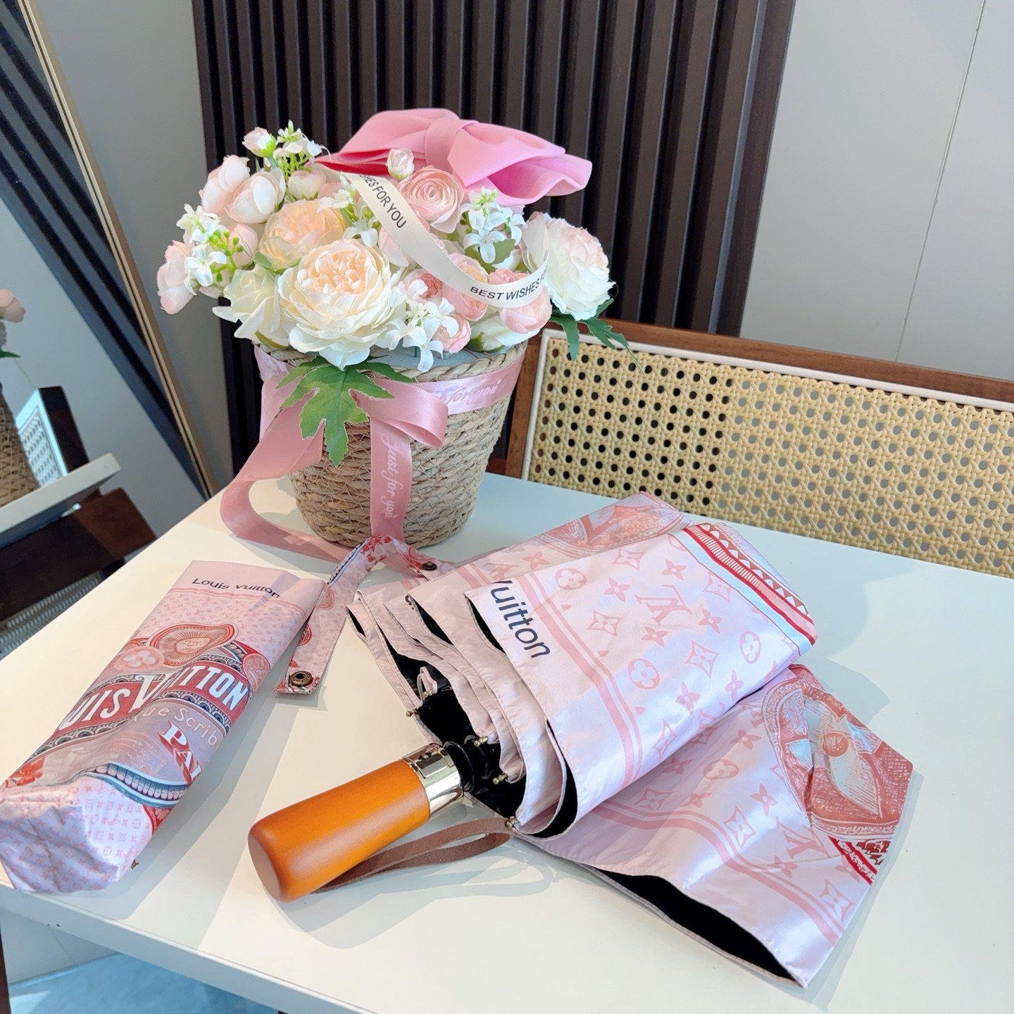 LOUIS VUITTON （路易威登）新款 三折自动折叠晴雨伞 新涂层技术深色伞面 拥有令人惊喜的遮光