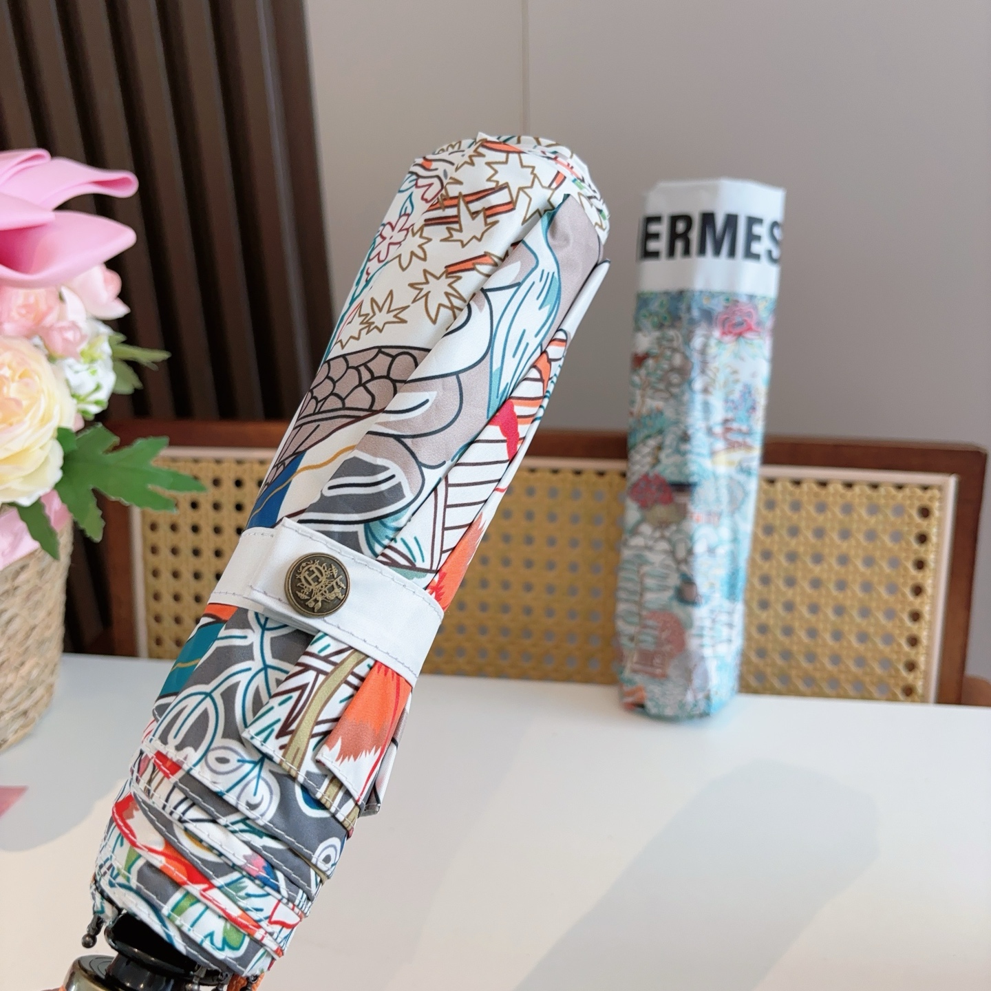 爱马仕（Hermès）   新款 极品H家三折自动伞重磅呈现 以其精湛的工艺技术和源源不断的想像力 新涂