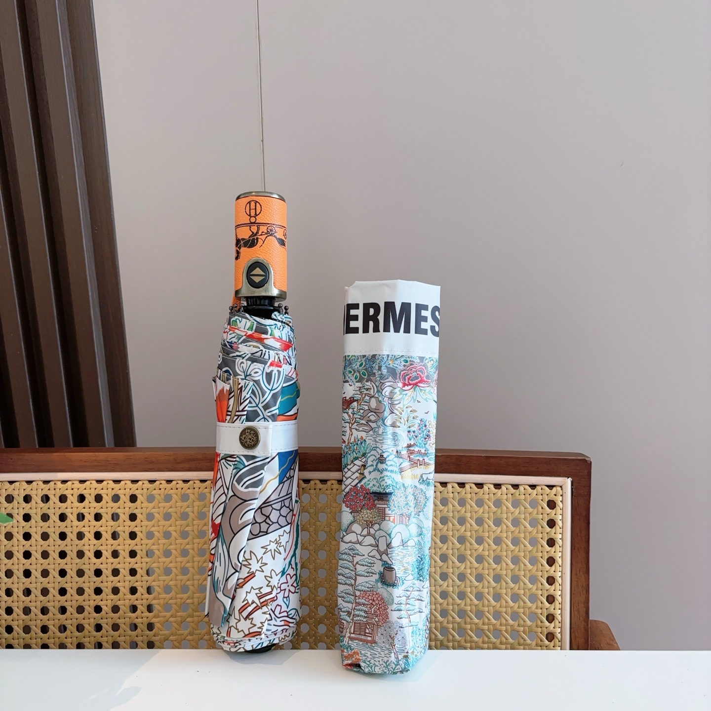 爱马仕（Hermès）   新款 极品H家三折自动伞重磅呈现 以其精湛的工艺技术和源源不断的想像力 新涂
