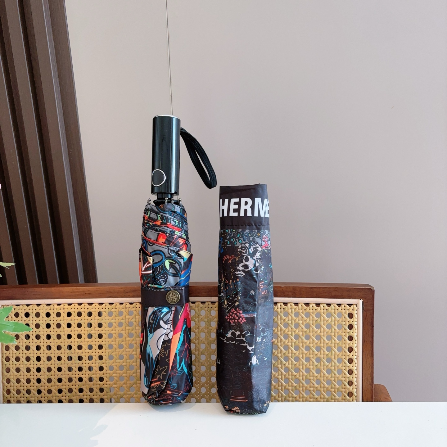 爱马仕（Hermès）   新款 极品H家三折自动伞重磅呈现 以其精湛的工艺技术和源源不断的想像力 新涂