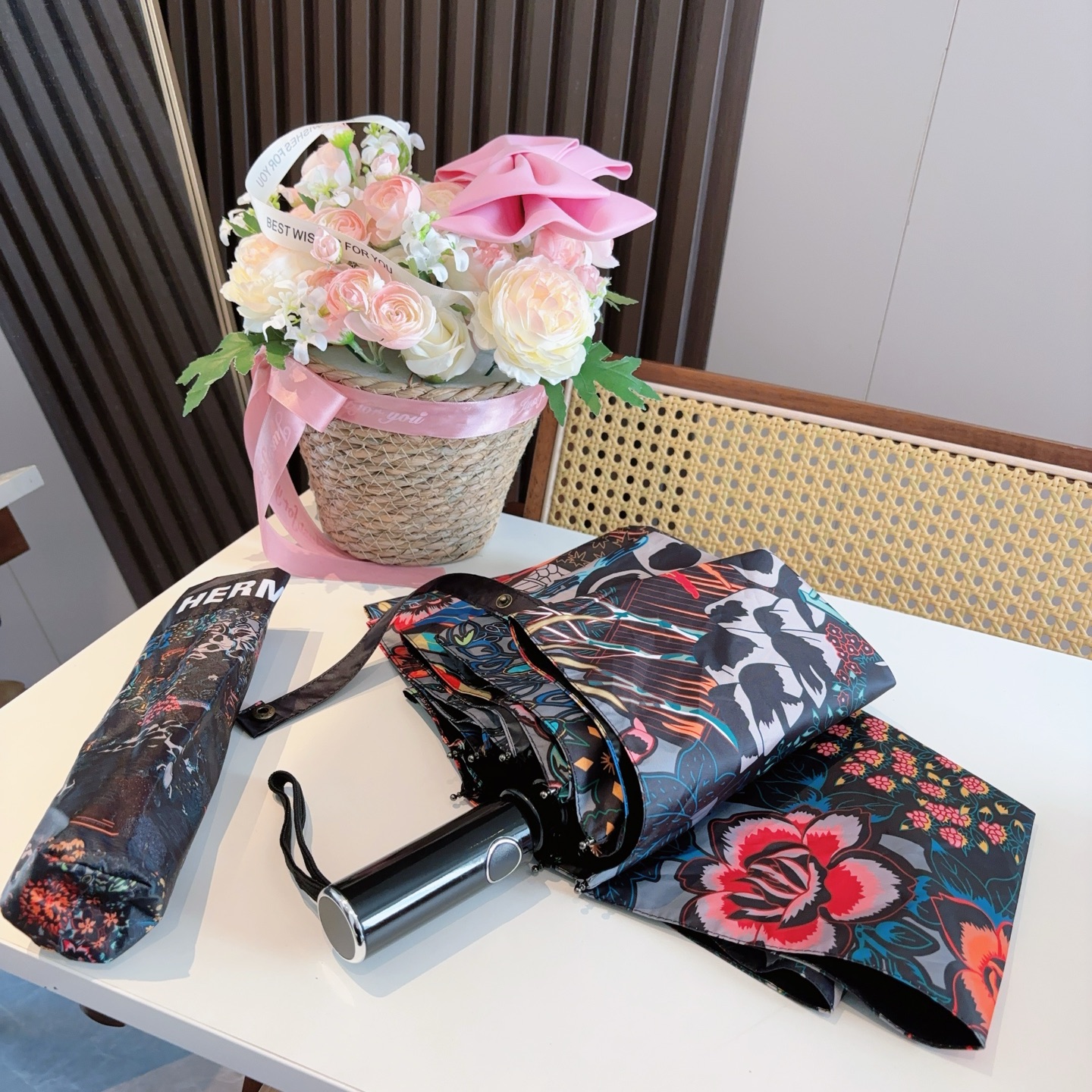 爱马仕（Hermès）   新款 极品H家三折自动伞重磅呈现 以其精湛的工艺技术和源源不断的想像力 新涂