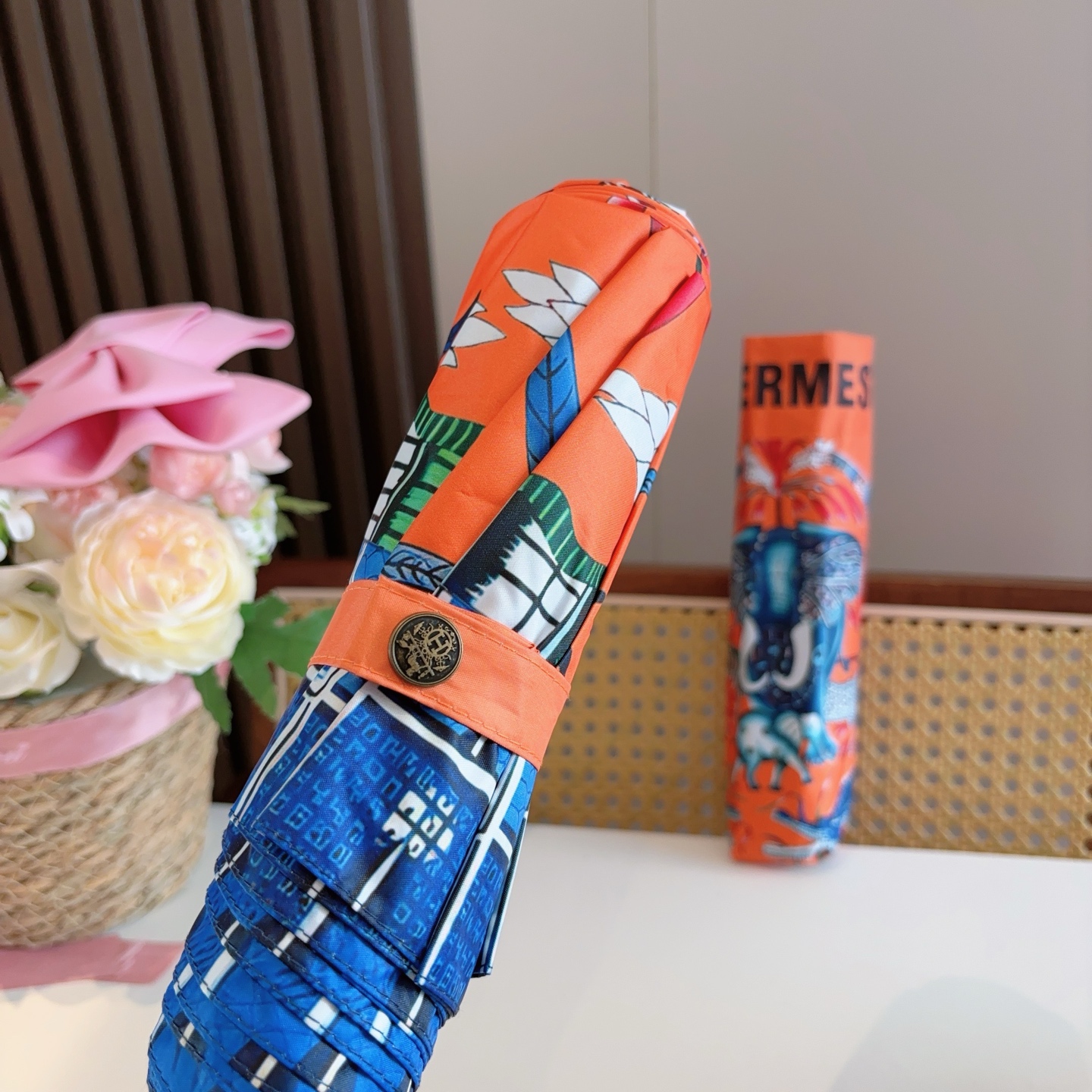 爱马仕（Hermès）   新款 极品H家三折自动伞重磅呈现 以其精湛的工艺技术和源源不断的想像力 新涂